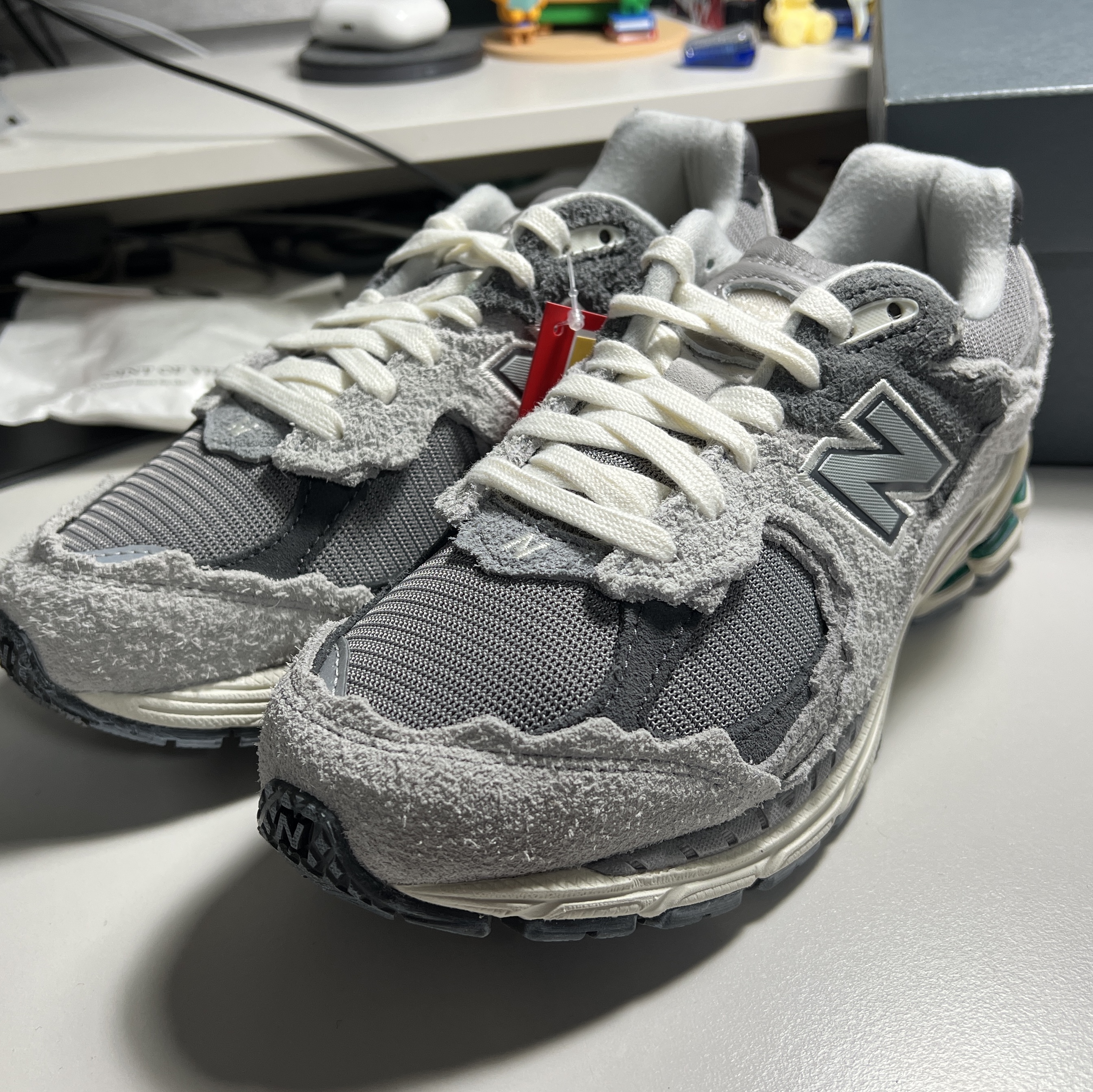 New Balance 2002R Protection Pack Rain Cloud 착용 스타일 - 2