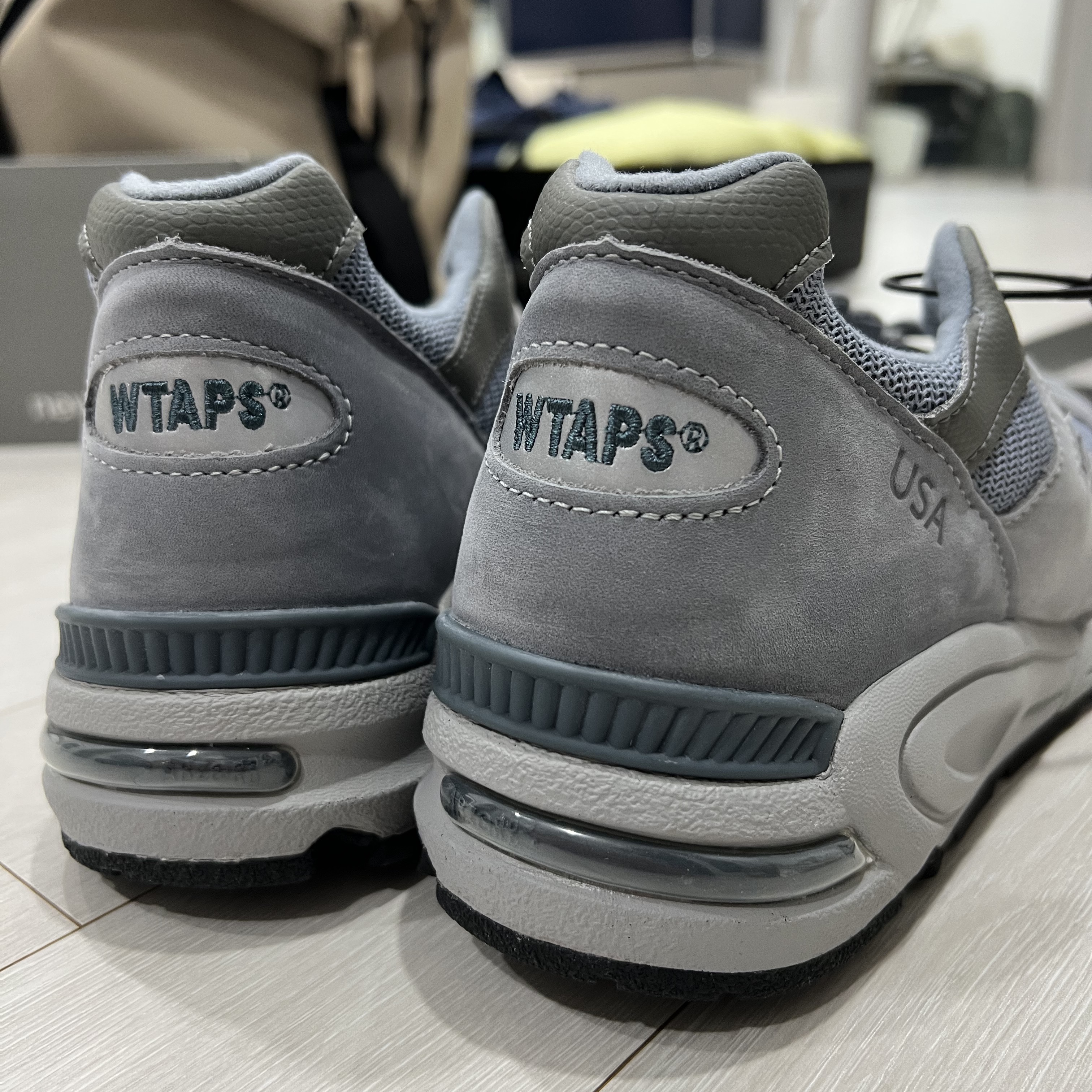 New Balance x WTAPS 990v2 Made in USA Grey 착용 스타일 - 2