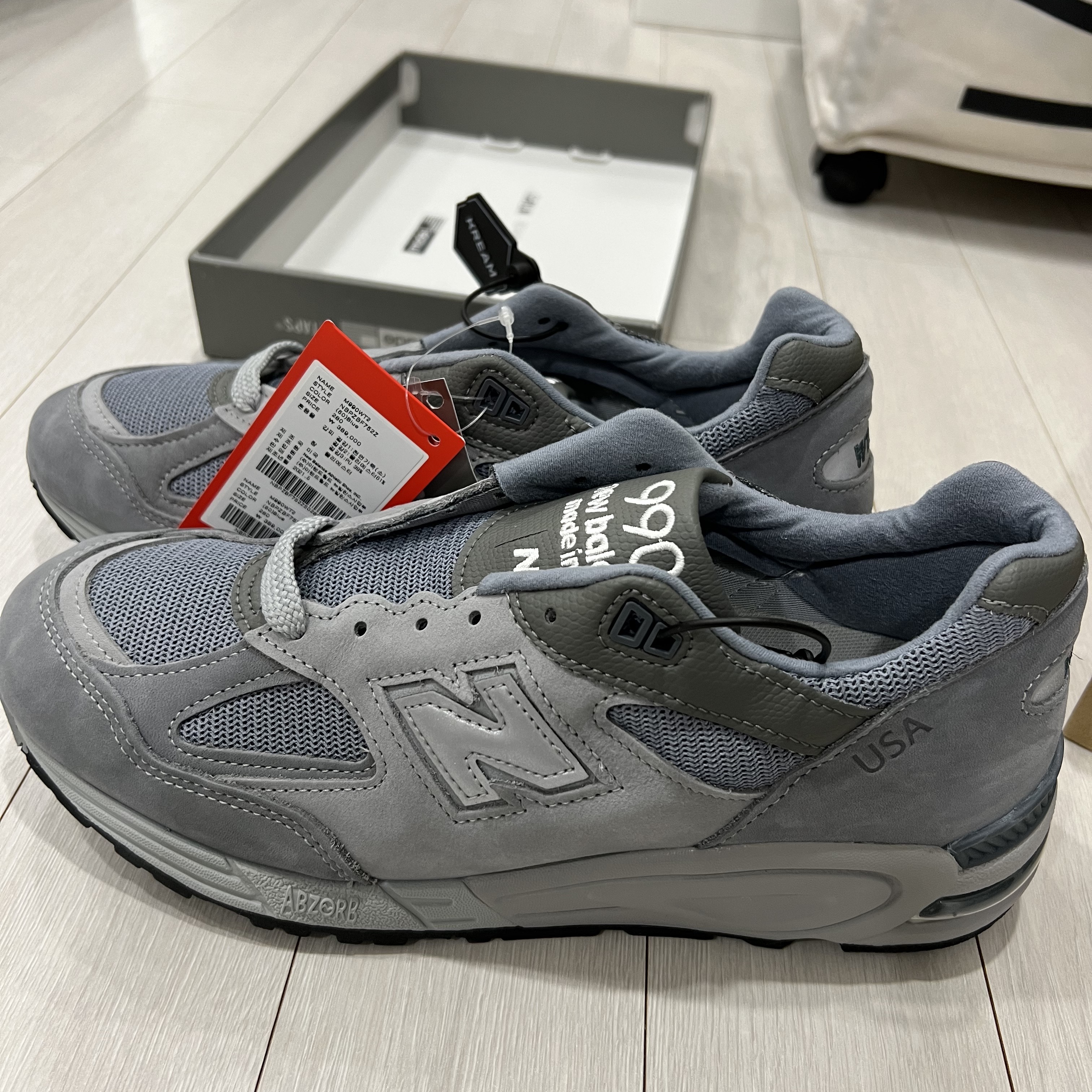 New Balance x WTAPS 990v2 Made in USA Grey 착용 스타일 - 3