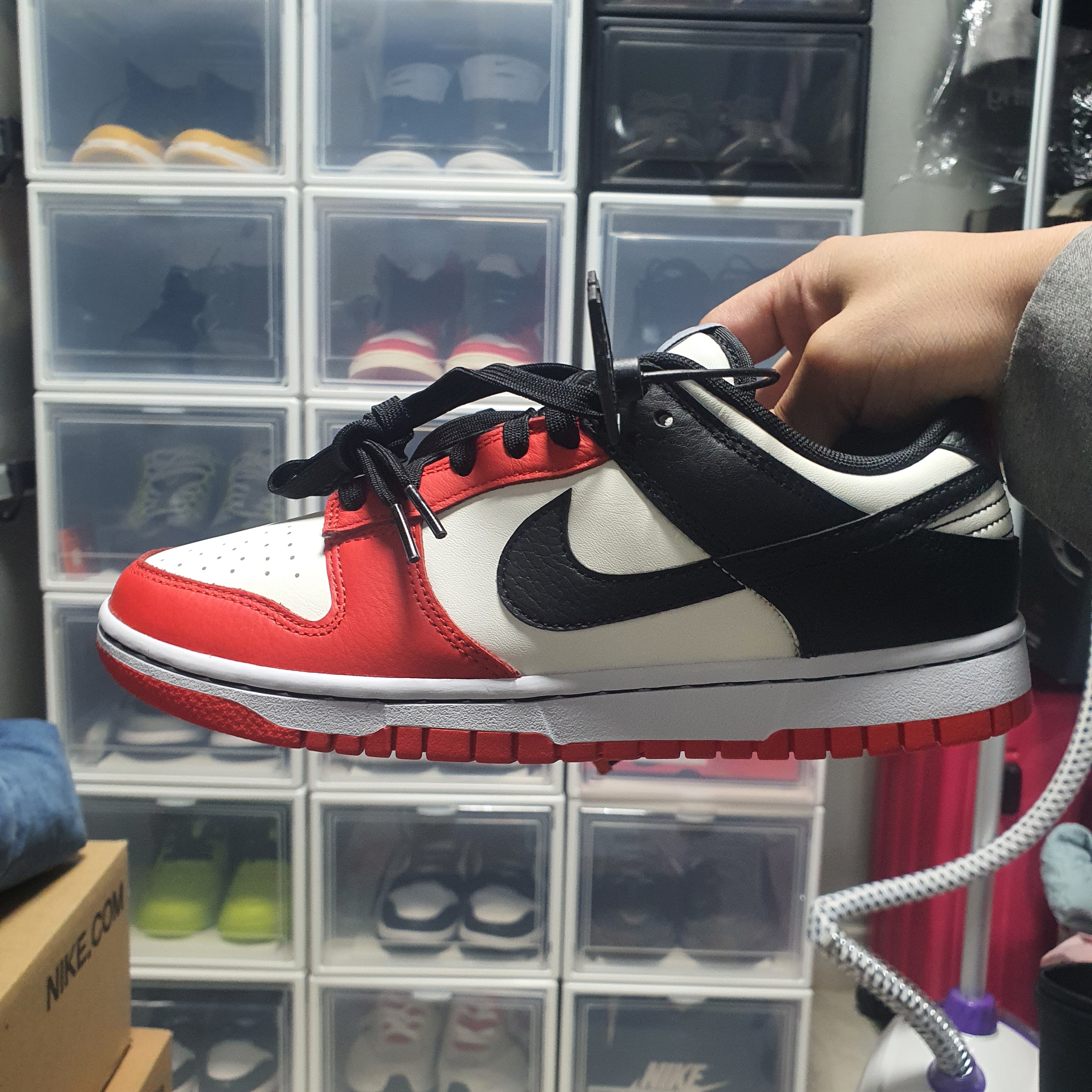 Nike x NBA Dunk Low Retro EMB Black and Chile Red 착용 스타일 - 3