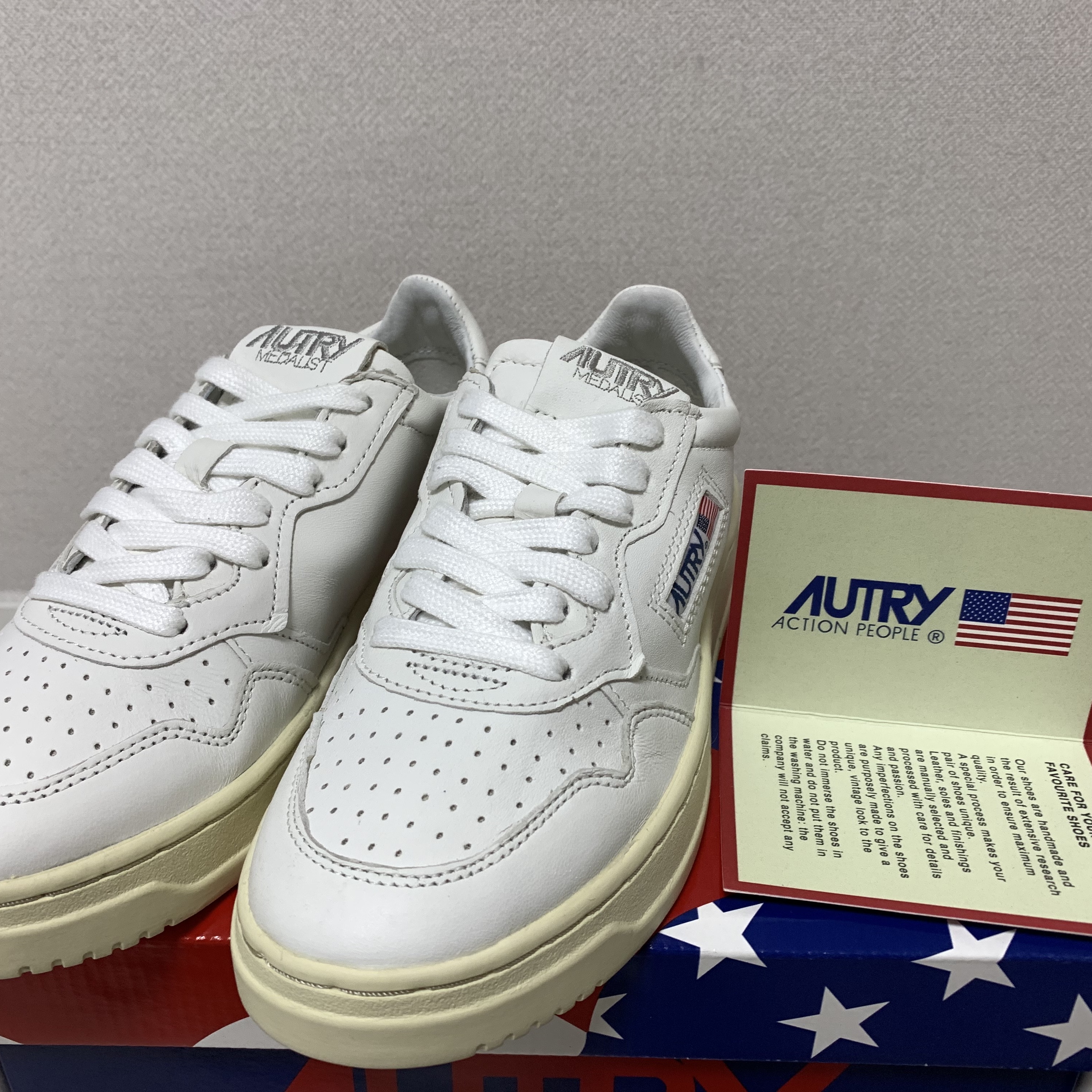 (W) Autry Medalist Low Goatskin Sneakers White 착용 스타일 - 4