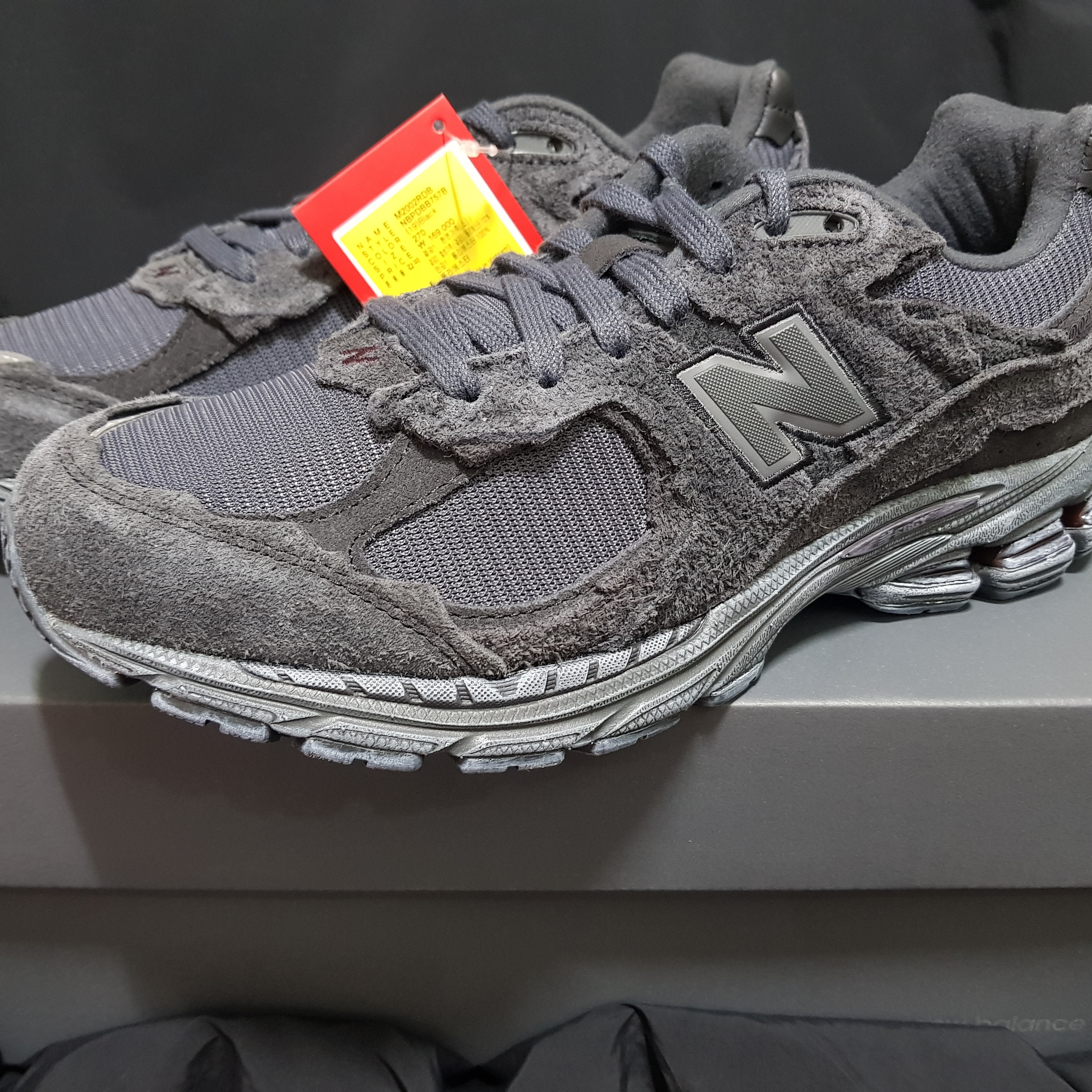 New Balance 2002R Protection Pack Phantom 착용 스타일