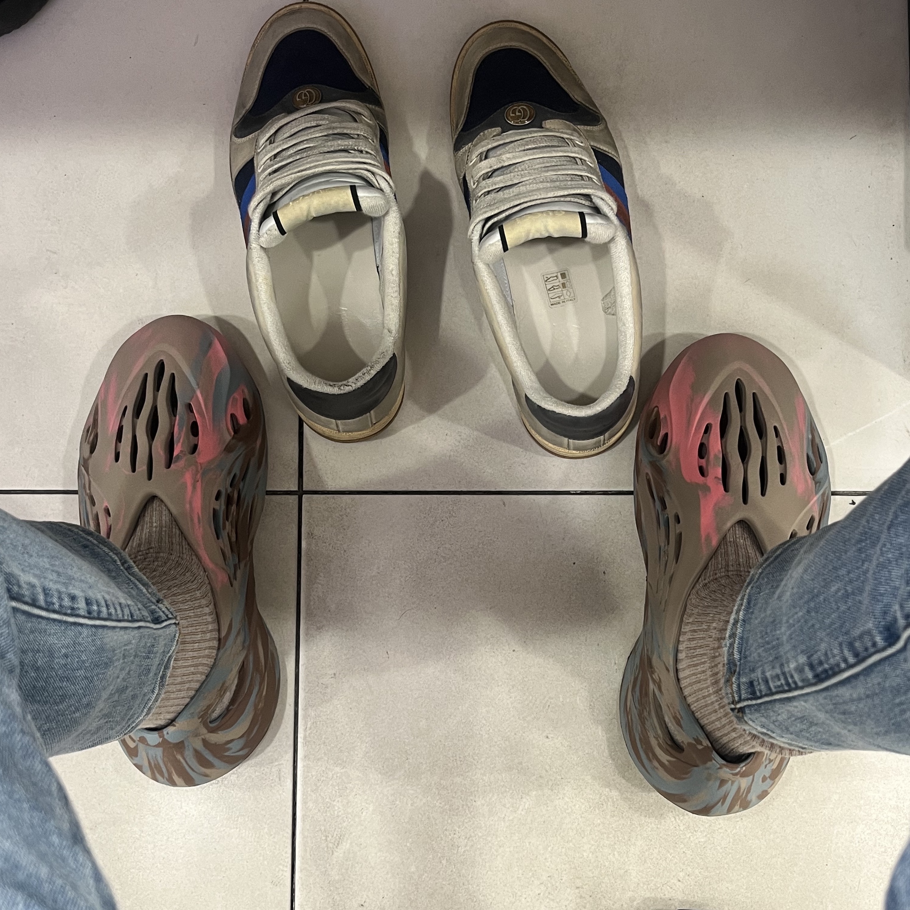 Adidas Yeezy Foam RNNR MX Sand Grey 착용 스타일 - 2