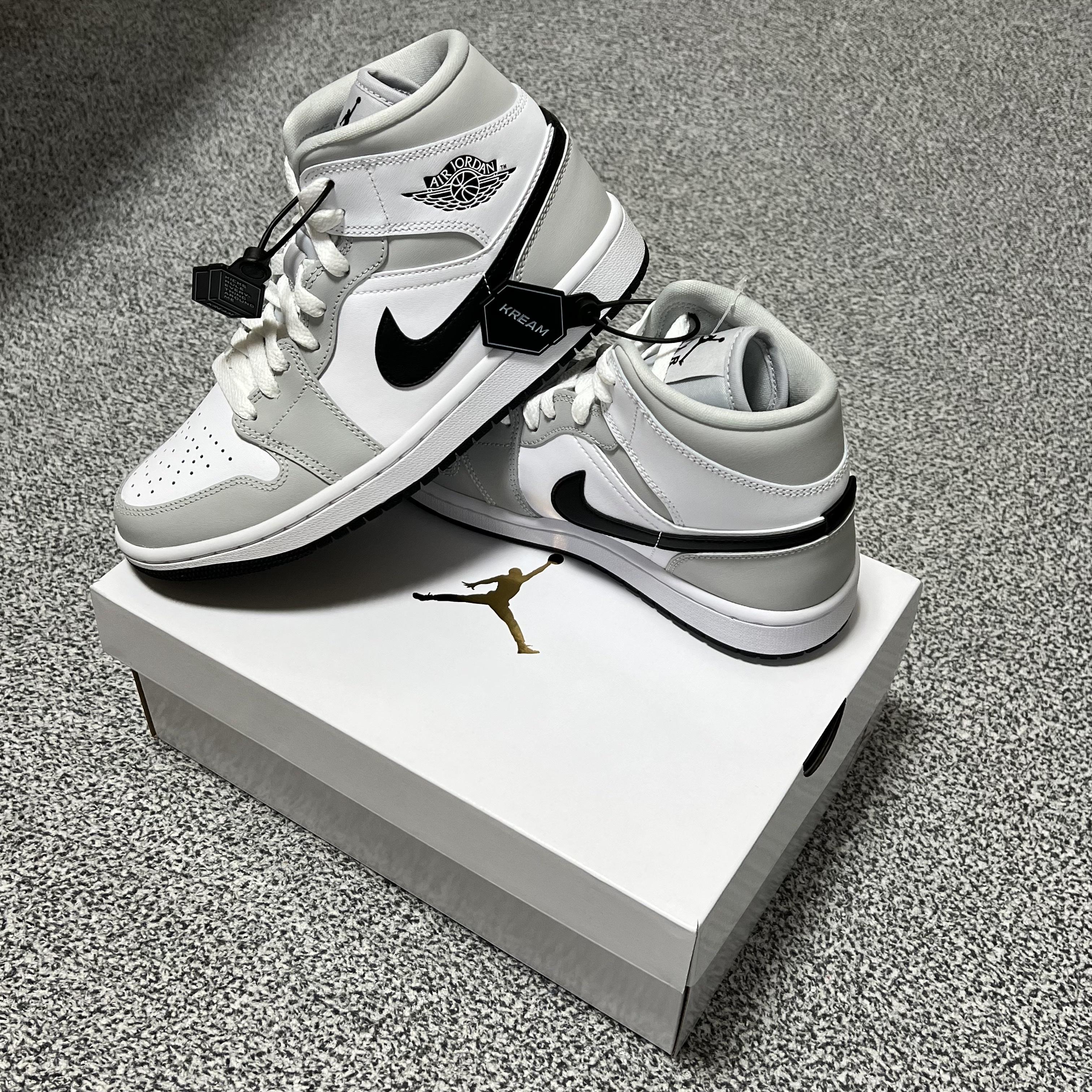 (W) Jordan 1 Mid Grey Fog 착용 스타일 - 1