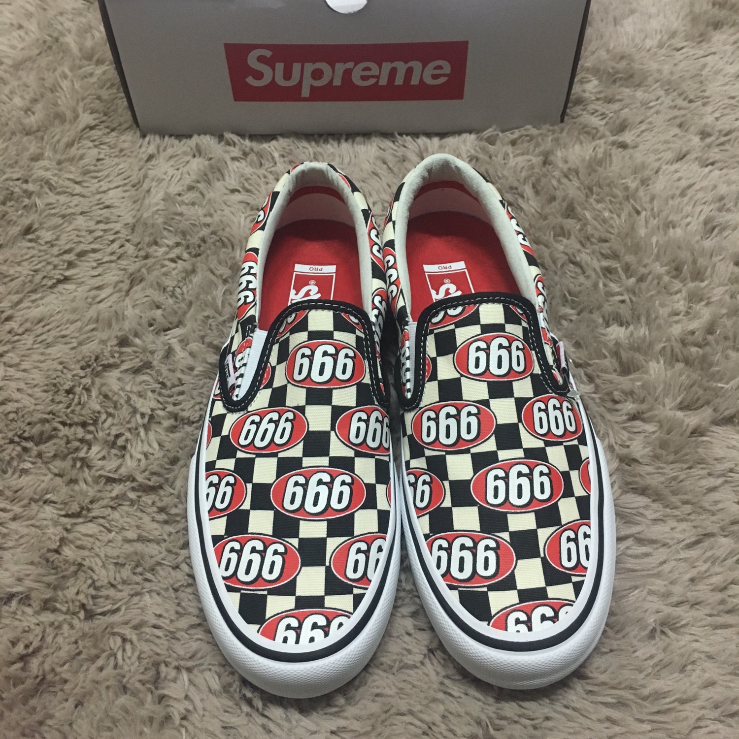 Vans x Supreme Slip-On 666 Black 착용 스타일 - 1
