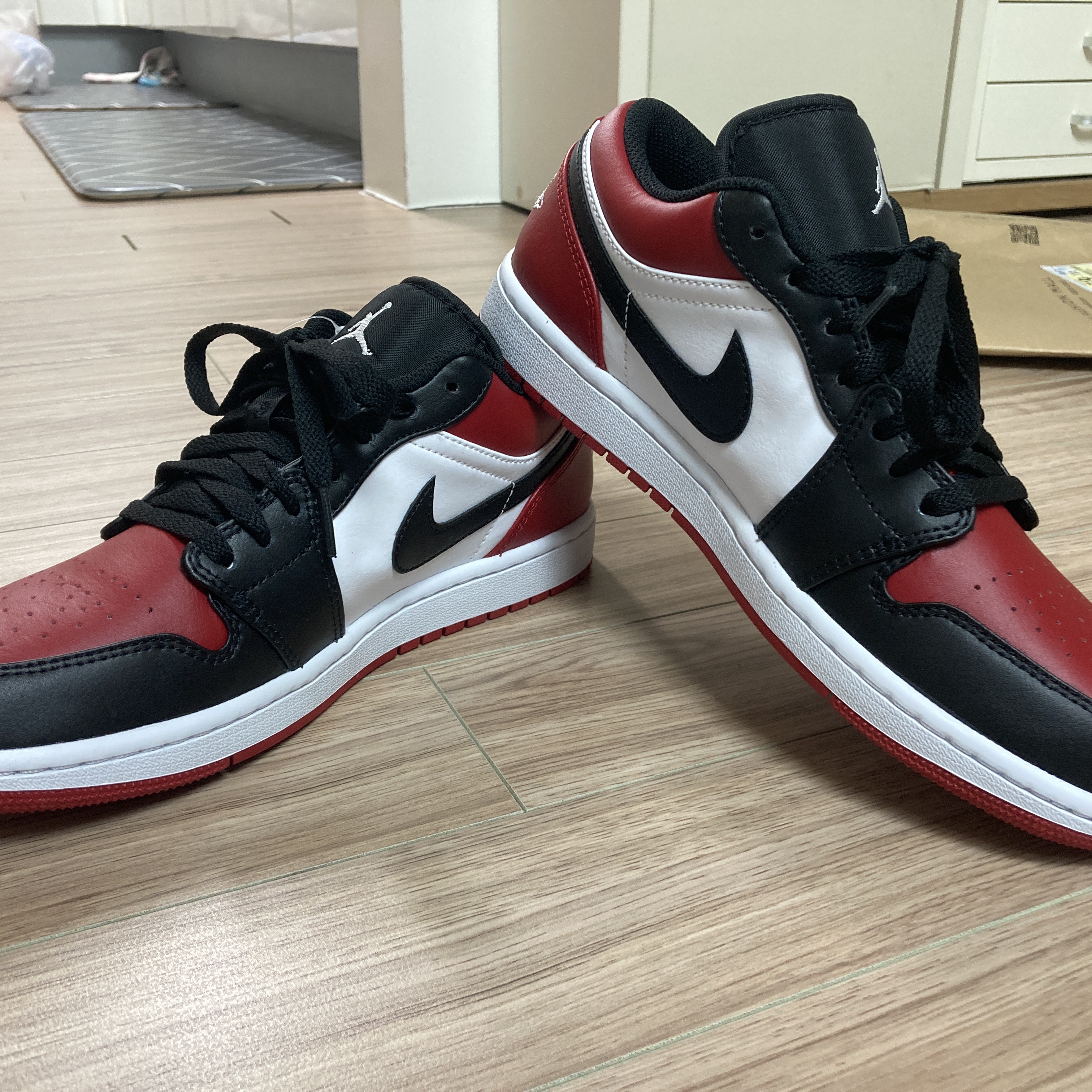 Jordan 1 Low Bred Toe 착용 스타일 - 2