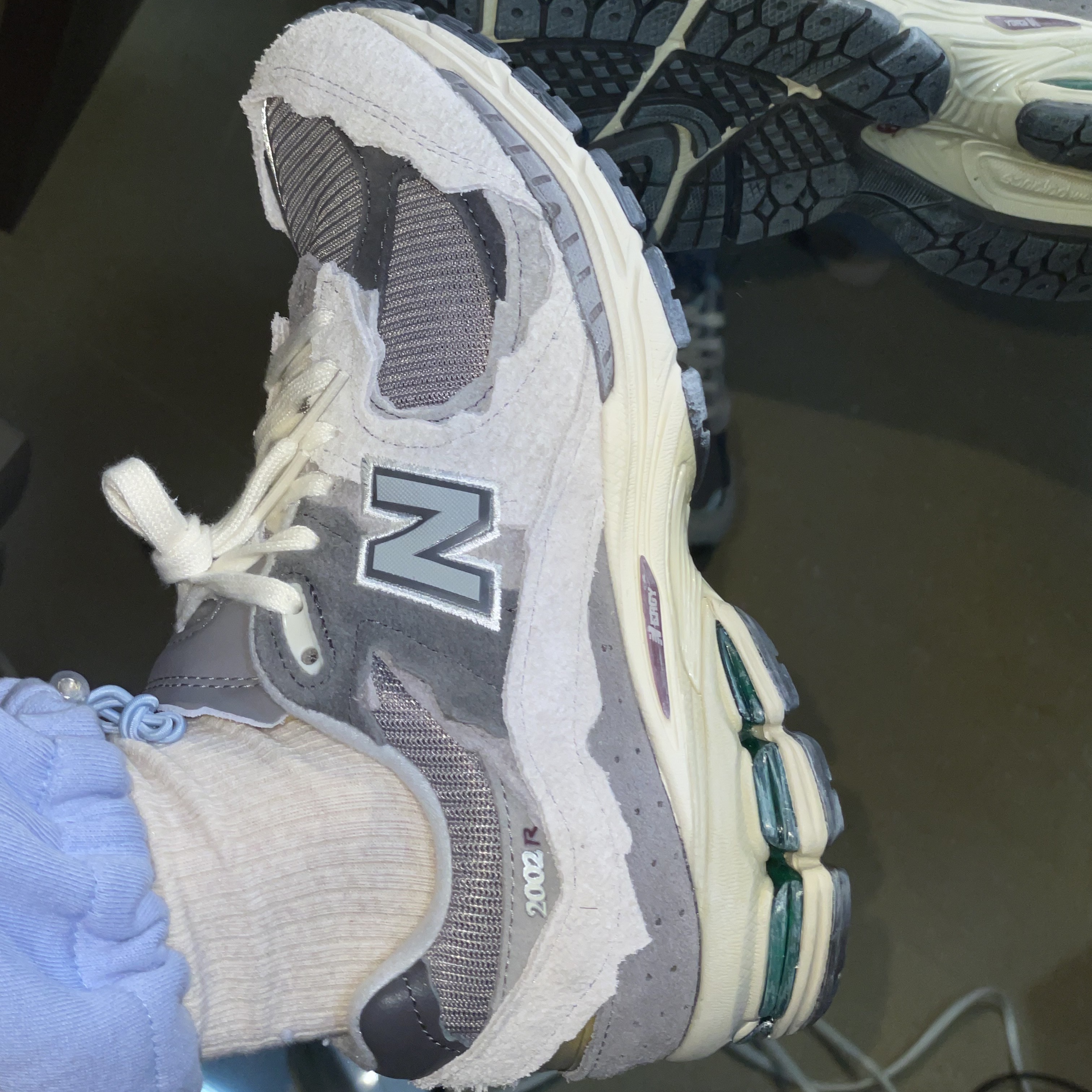 New Balance 2002R Protection Pack Rain Cloud 착용 스타일 - 2