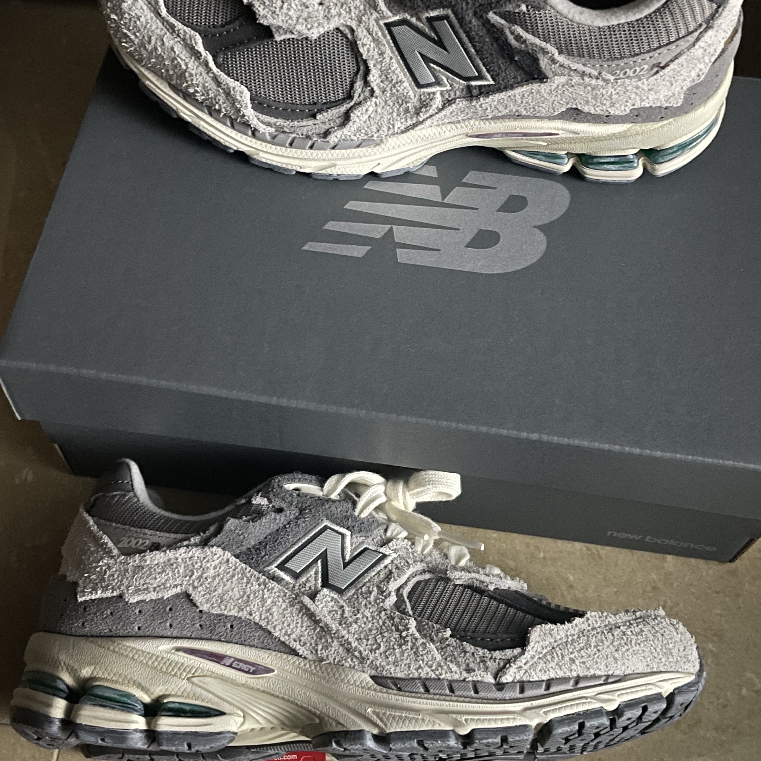 New Balance 2002R Protection Pack Rain Cloud 착용 스타일 - 3