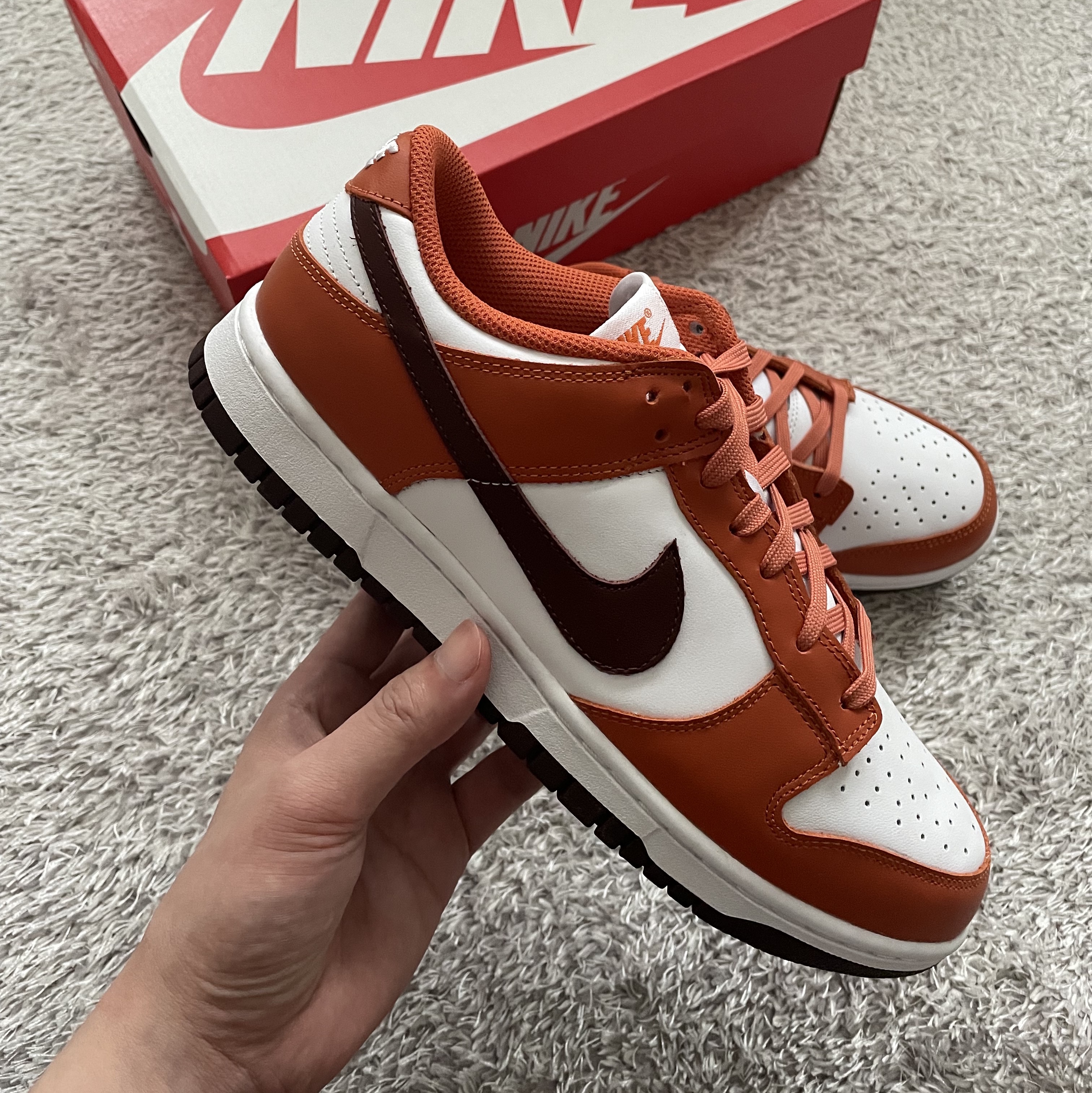 (W) Nike Dunk Low Bronze Eclipse 착용 스타일 - 1