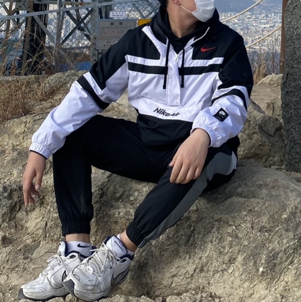 Nike Air Monarch IV White Navy 착용 스타일 - 1