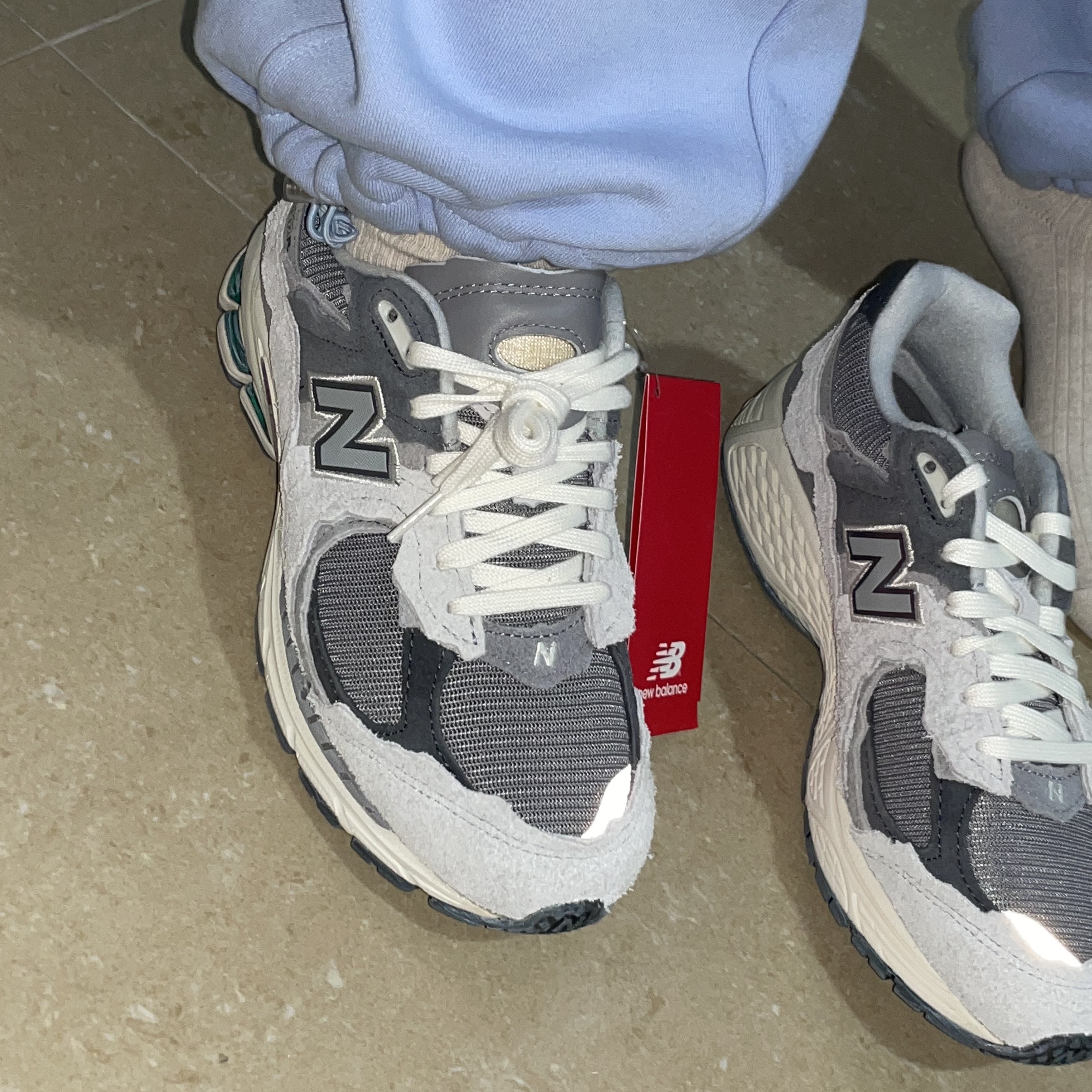 New Balance 2002R Protection Pack Rain Cloud 착용 스타일 - 1