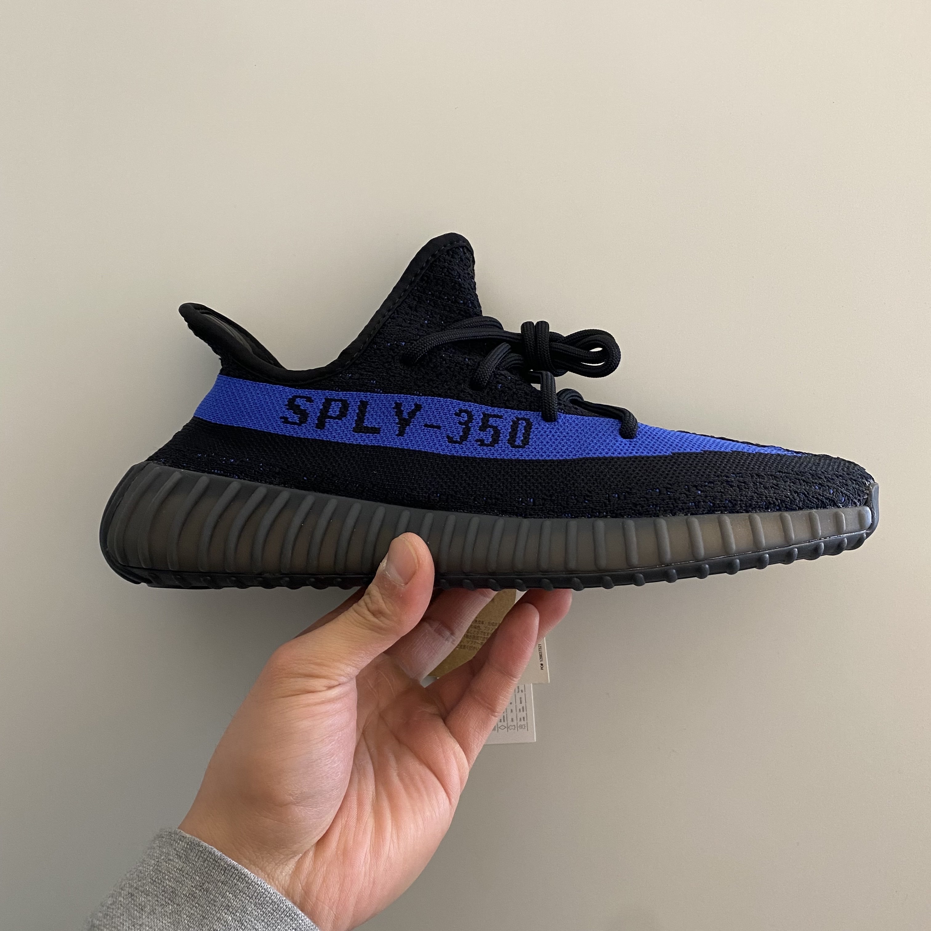 Adidas Yeezy Boost 350 V2 Dazzling Blue 착용 스타일