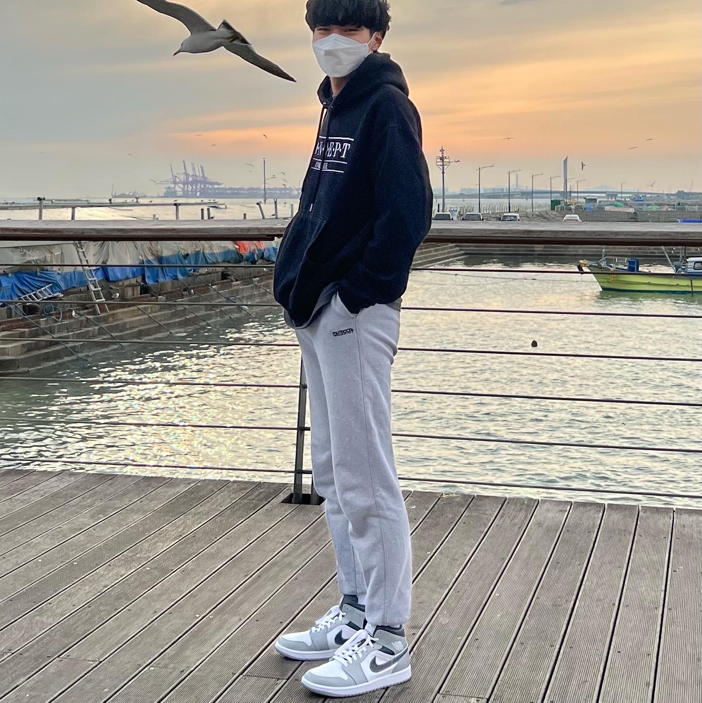 Jordan 1 Mid Light Smoke Grey Anthracite 착용 스타일 - 2