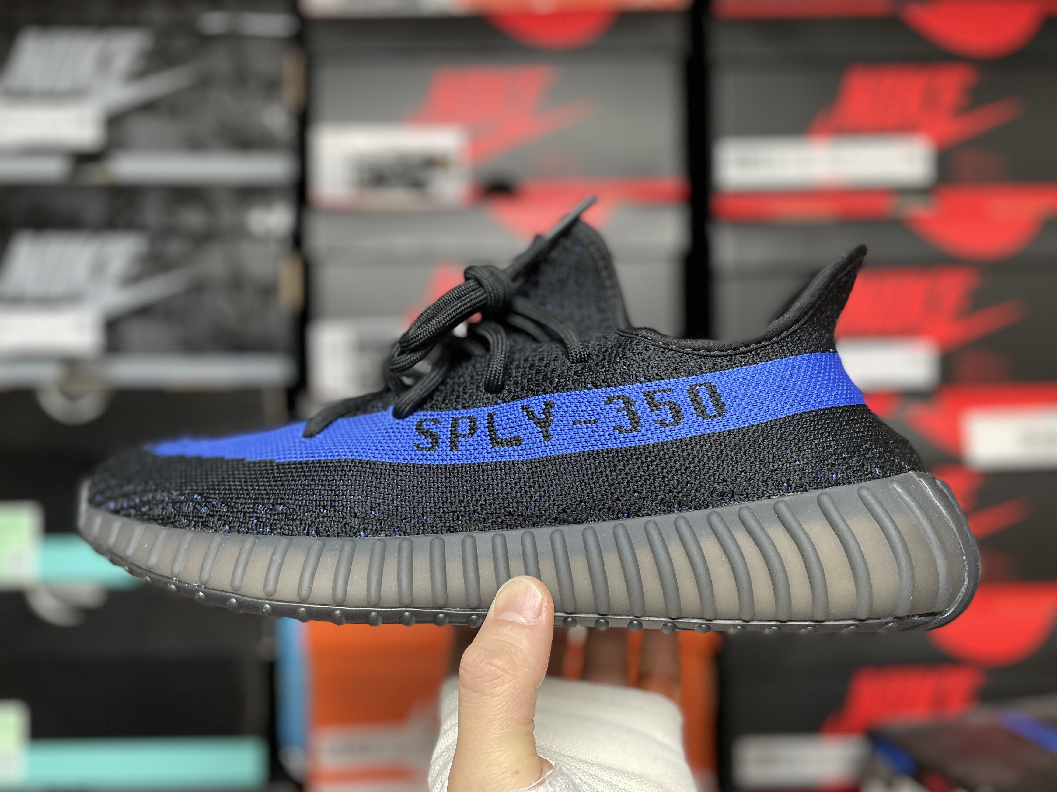 Adidas Yeezy Boost 350 V2 Dazzling Blue 착용 스타일