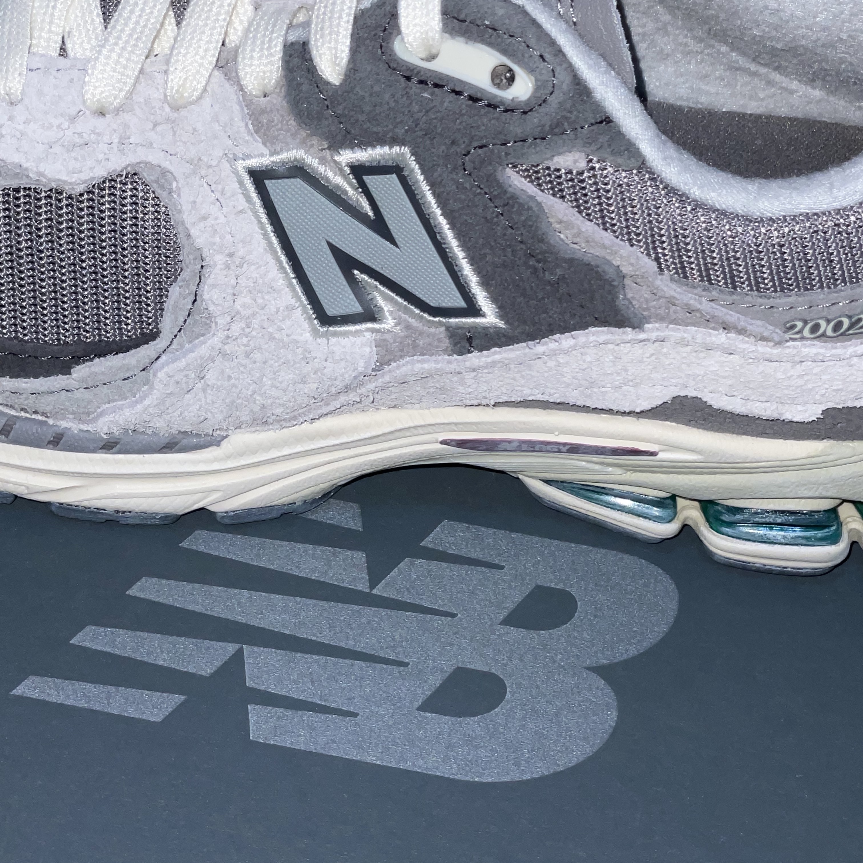 New Balance 2002R Protection Pack Rain Cloud 착용 스타일 - 4