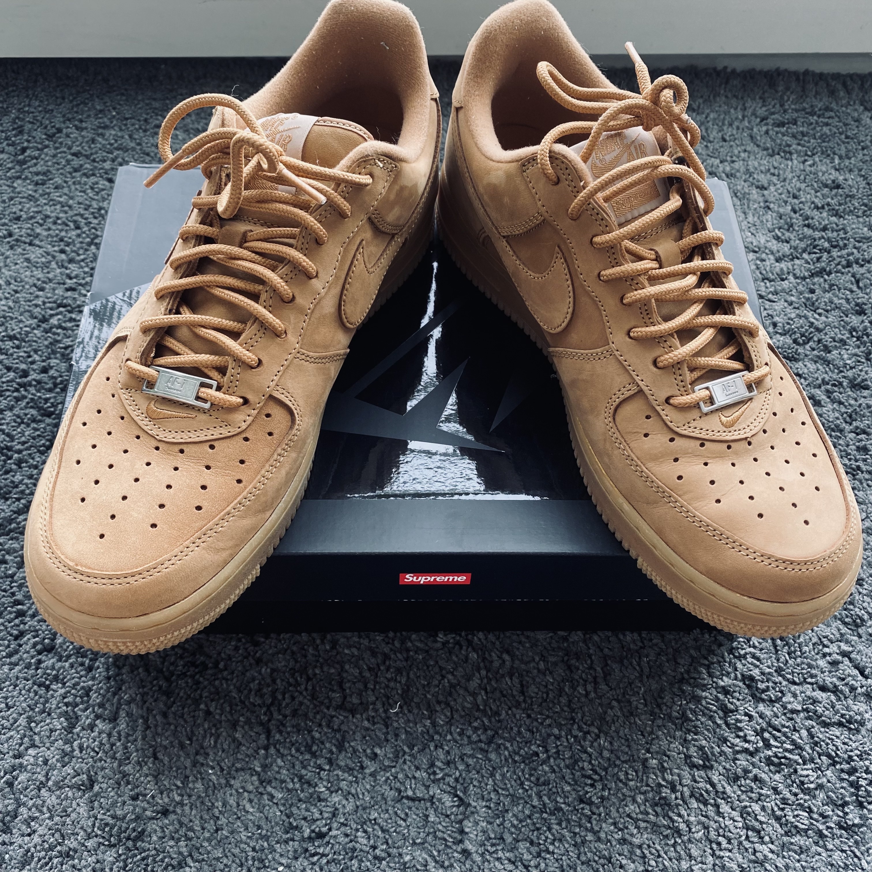 Nike x Supreme Air Force 1 Low Flax 착용 스타일