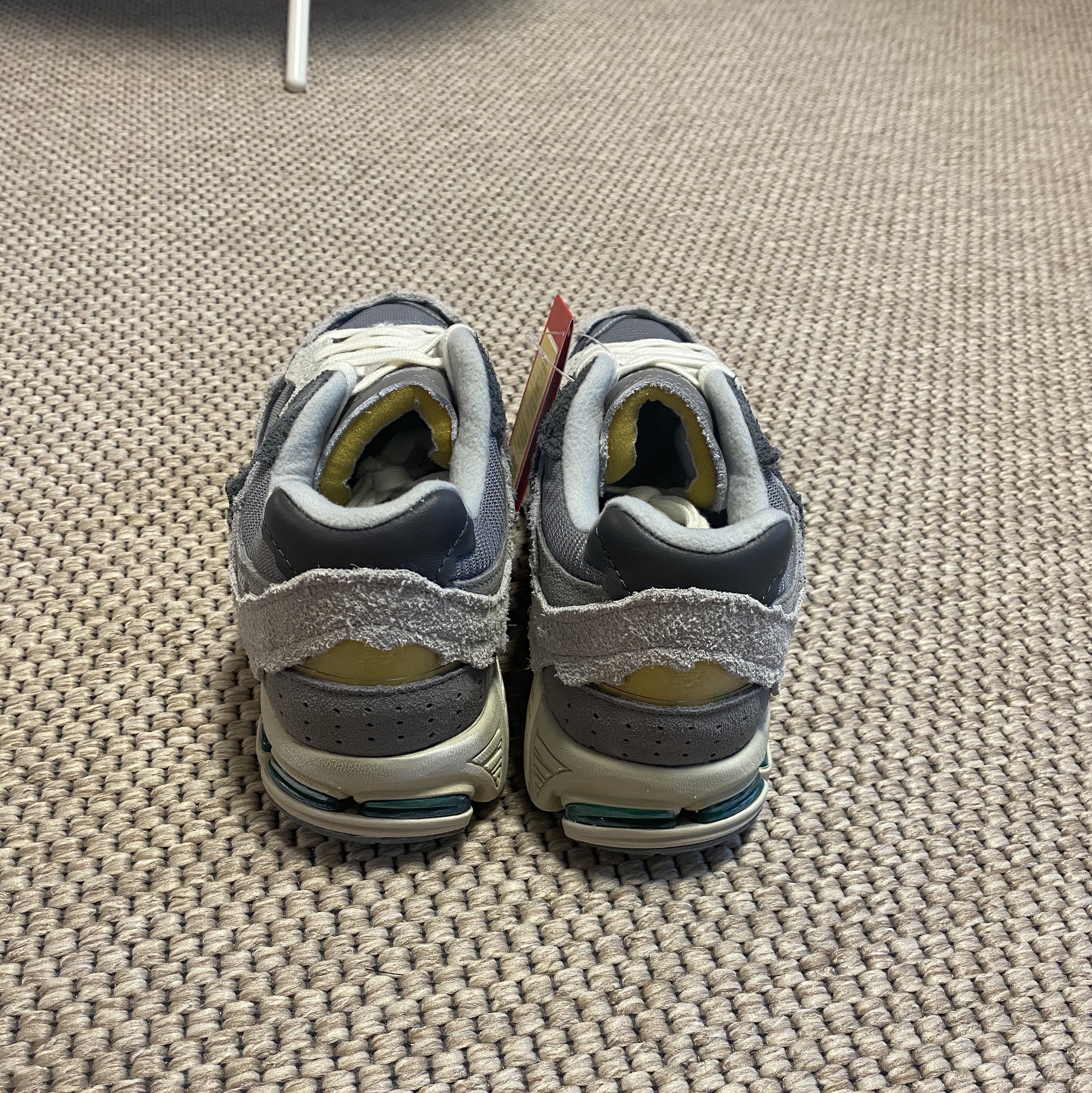 New Balance 2002R Protection Pack Rain Cloud 착용 스타일 - 3