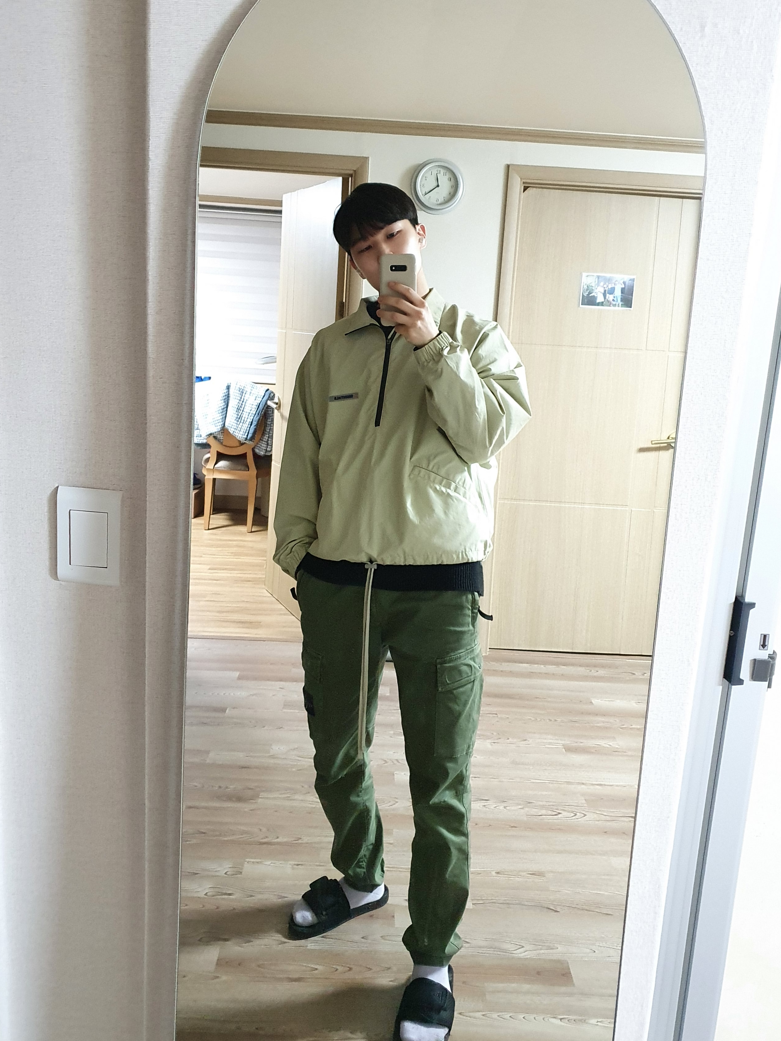 Essentials Track Jacket Alfafa Sage - 20FW, Stone Island 31303 Stretch Cotton Tela Paracadute Cargo Pants Olive Green - 22SS 착용 스타일 - 2