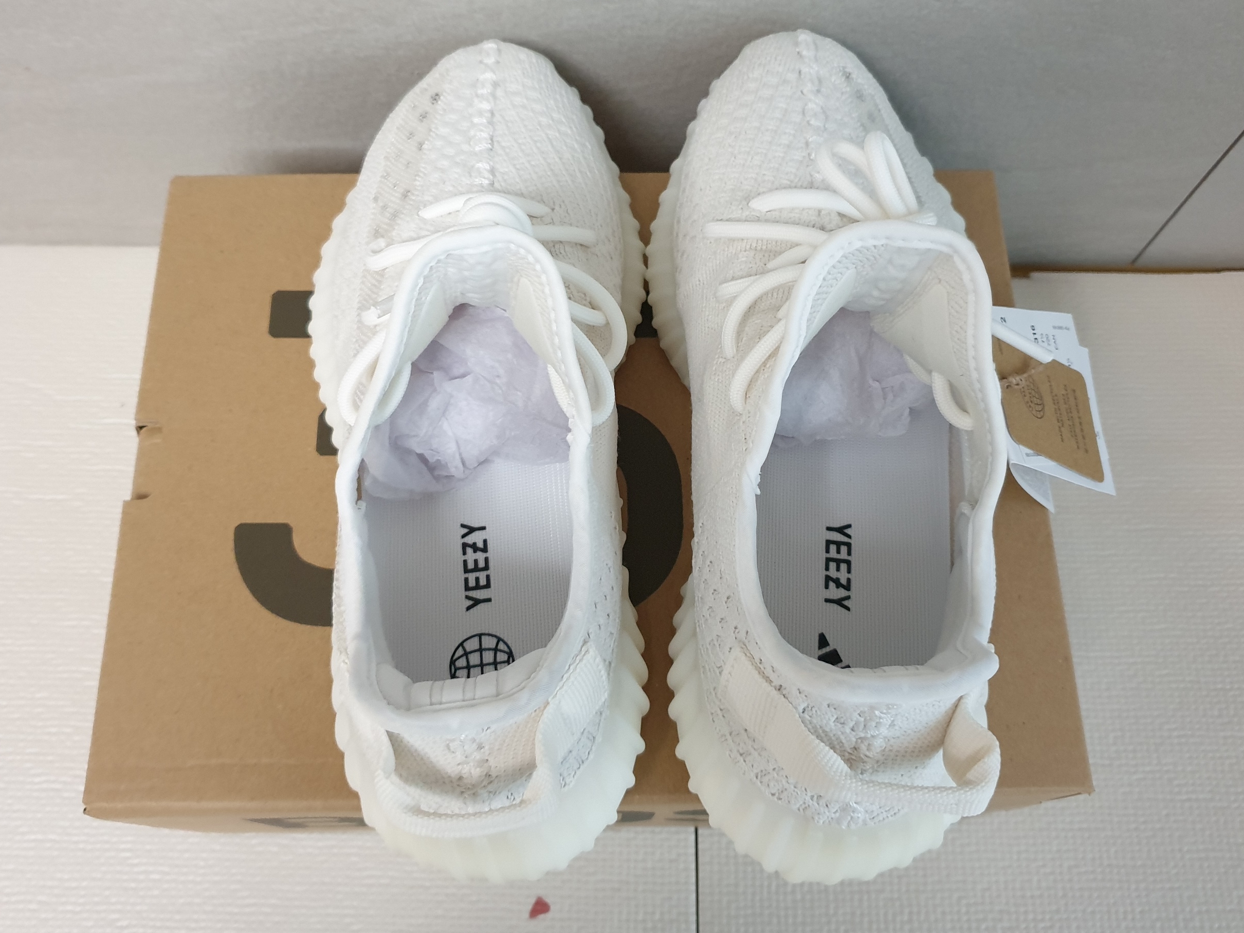 Adidas Yeezy Boost 350 V2 Bone 착용 스타일 - 4
