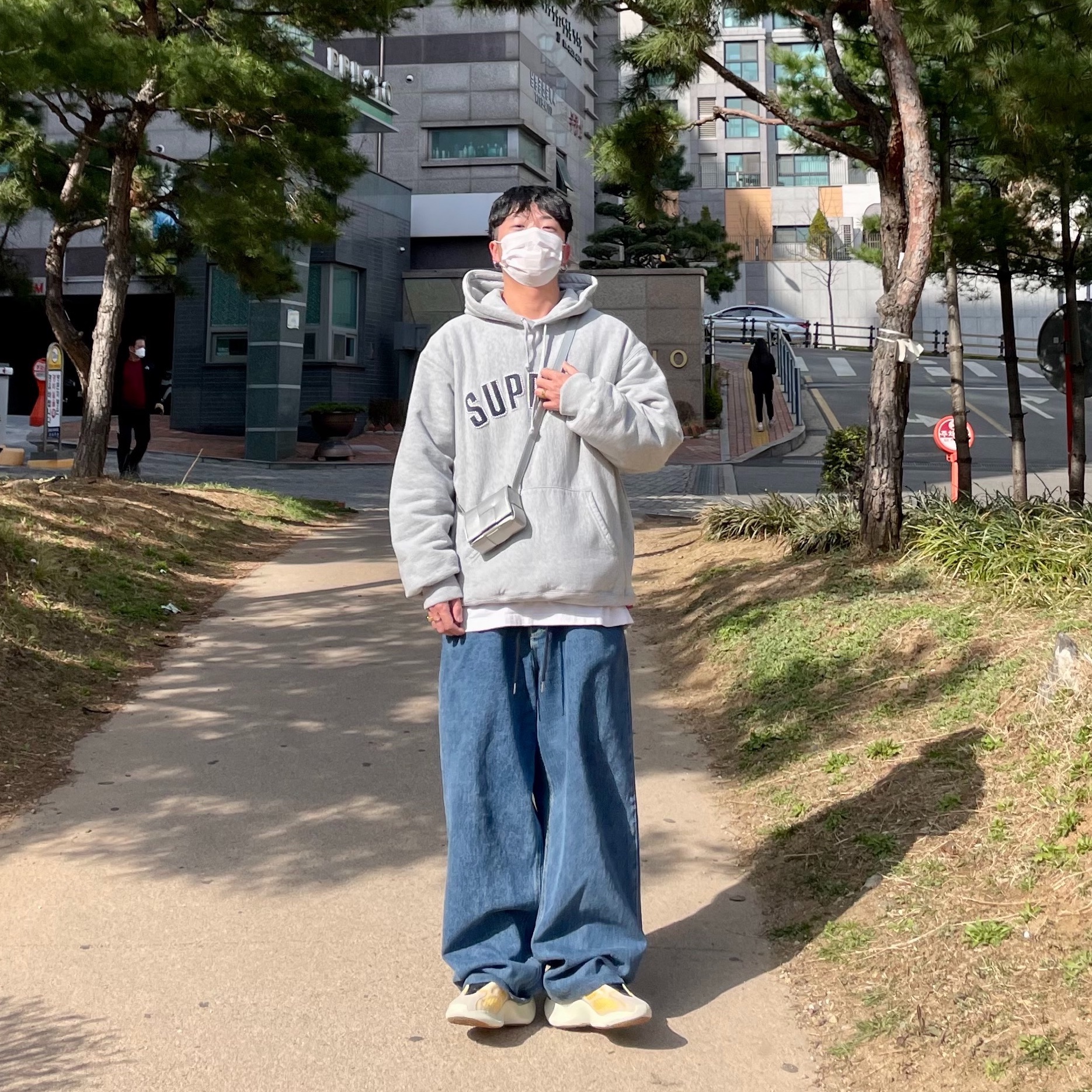 Adidas Yeezy 700 V3 Mono Safflower, Supreme Pearl Logo Hooded Sweatshirt Heather Grey - 21FW 착용 스타일