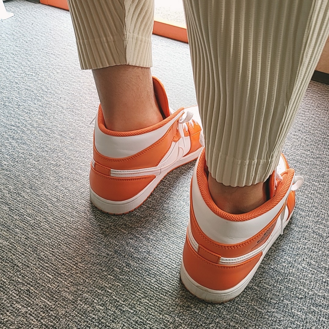 Jordan 1 Mid SE Electro Orange 착용 스타일 - 3