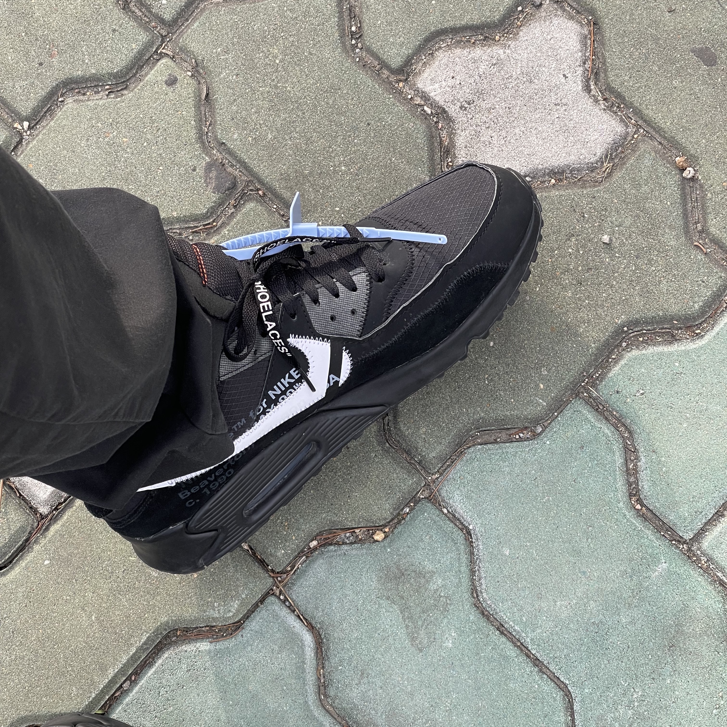 Nike x Off-White Air Max 90 V2 Black White 착용 스타일 - 2