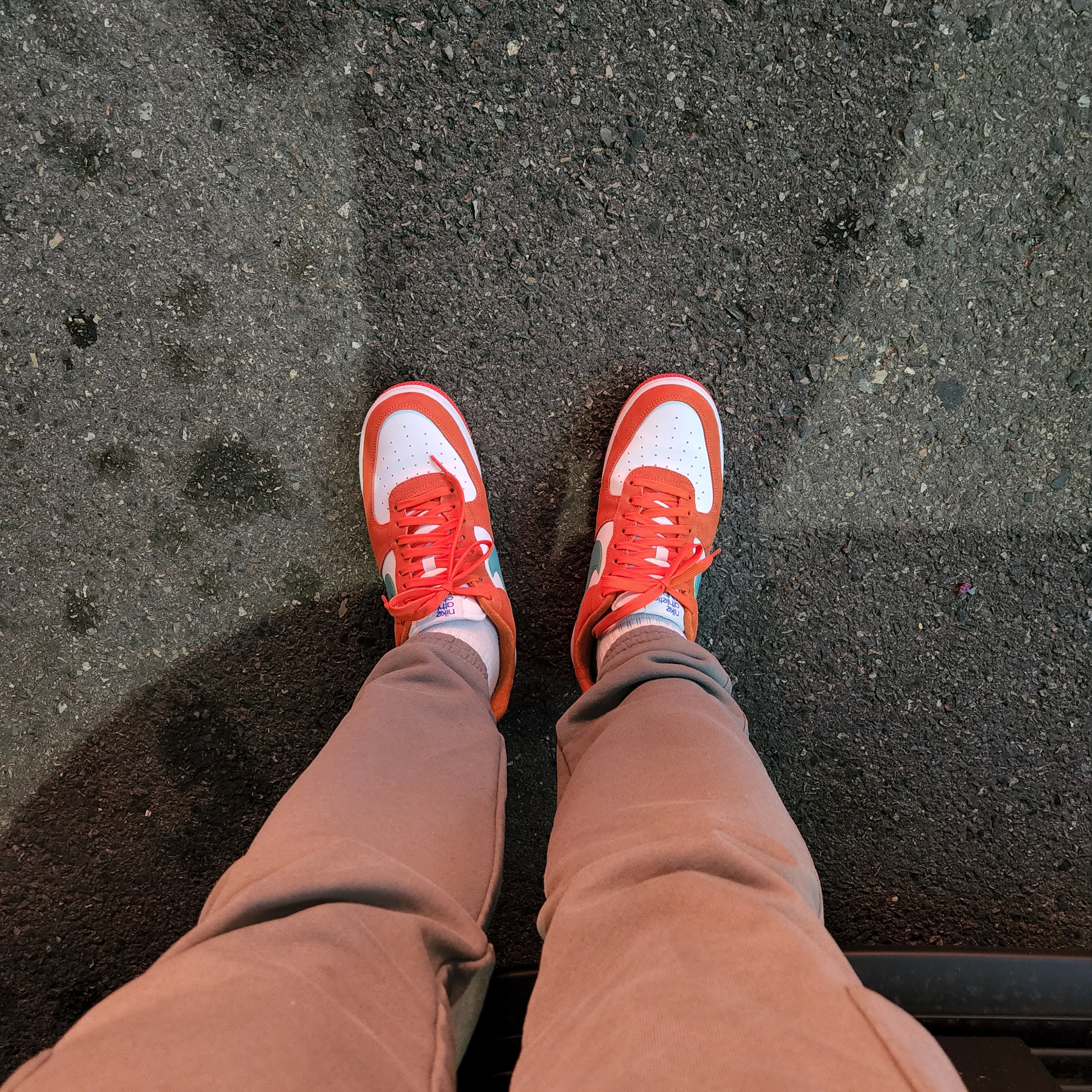 Nike Air Force 1 '07 LV8 Athletic Club Rush Orange Washed Teal 착용 스타일