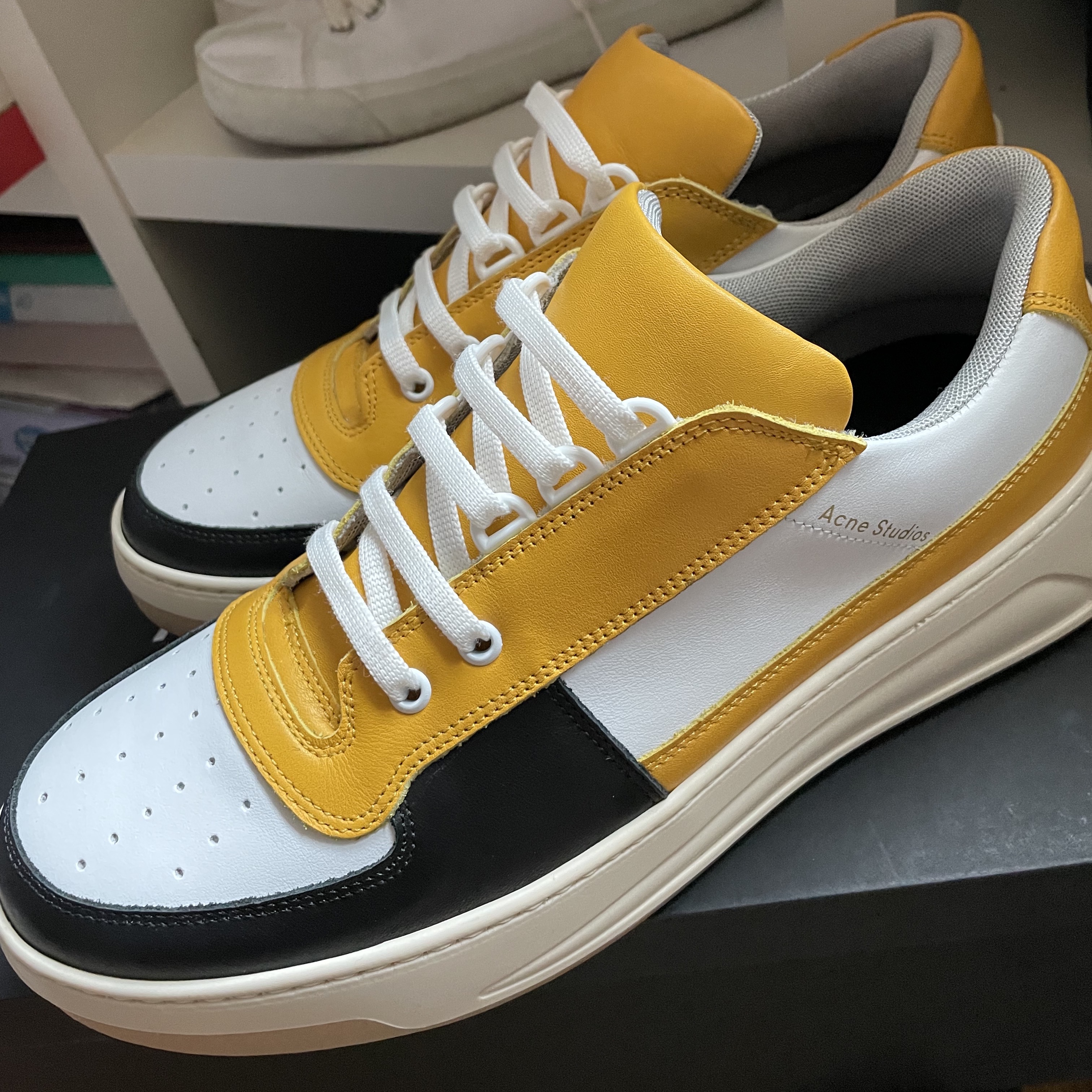Acne Studios Perey Lace Up Sneakers Yellow Black 착용 스타일 - 1