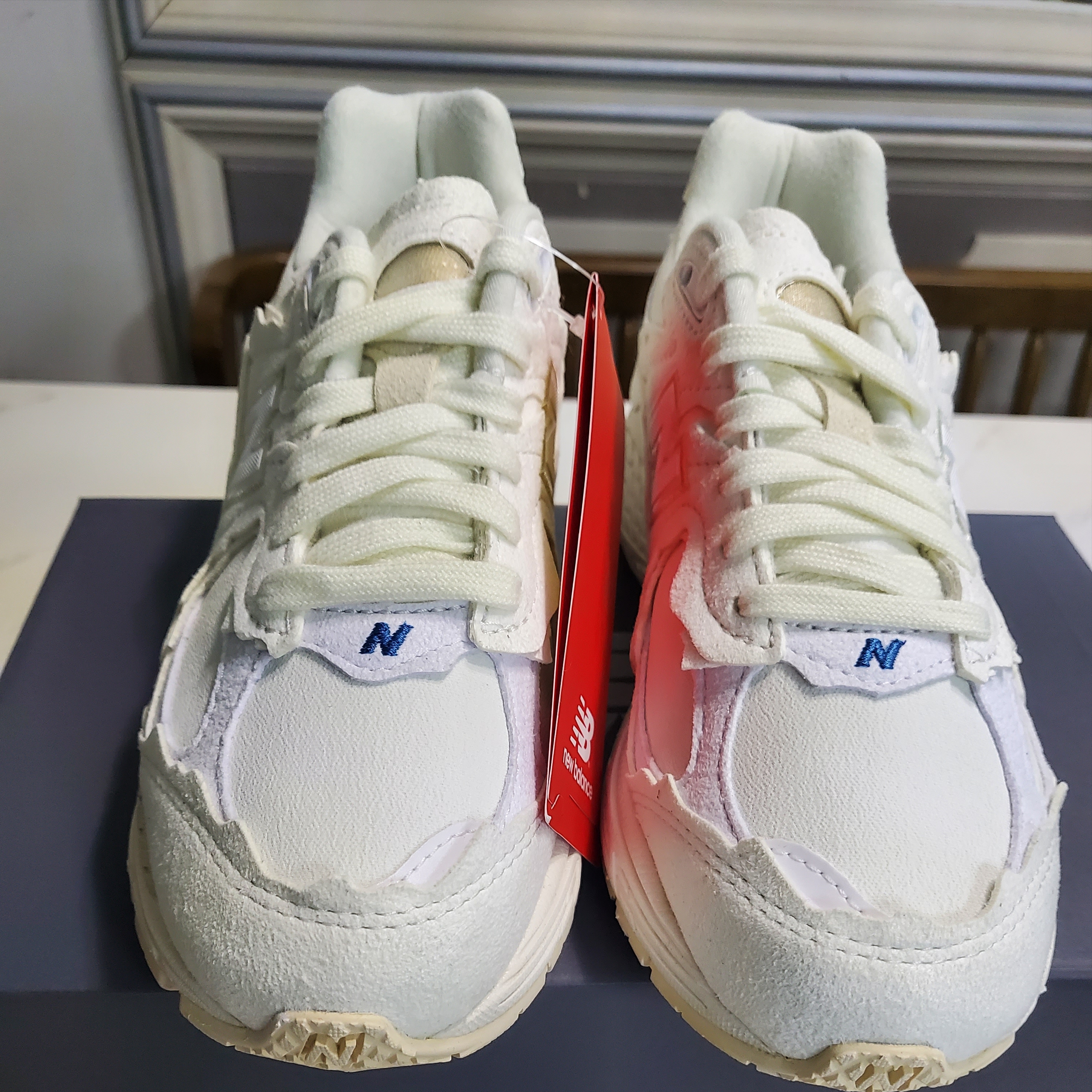 New Balance 2002R Protection Pack Sea Salt 착용 스타일 - 3