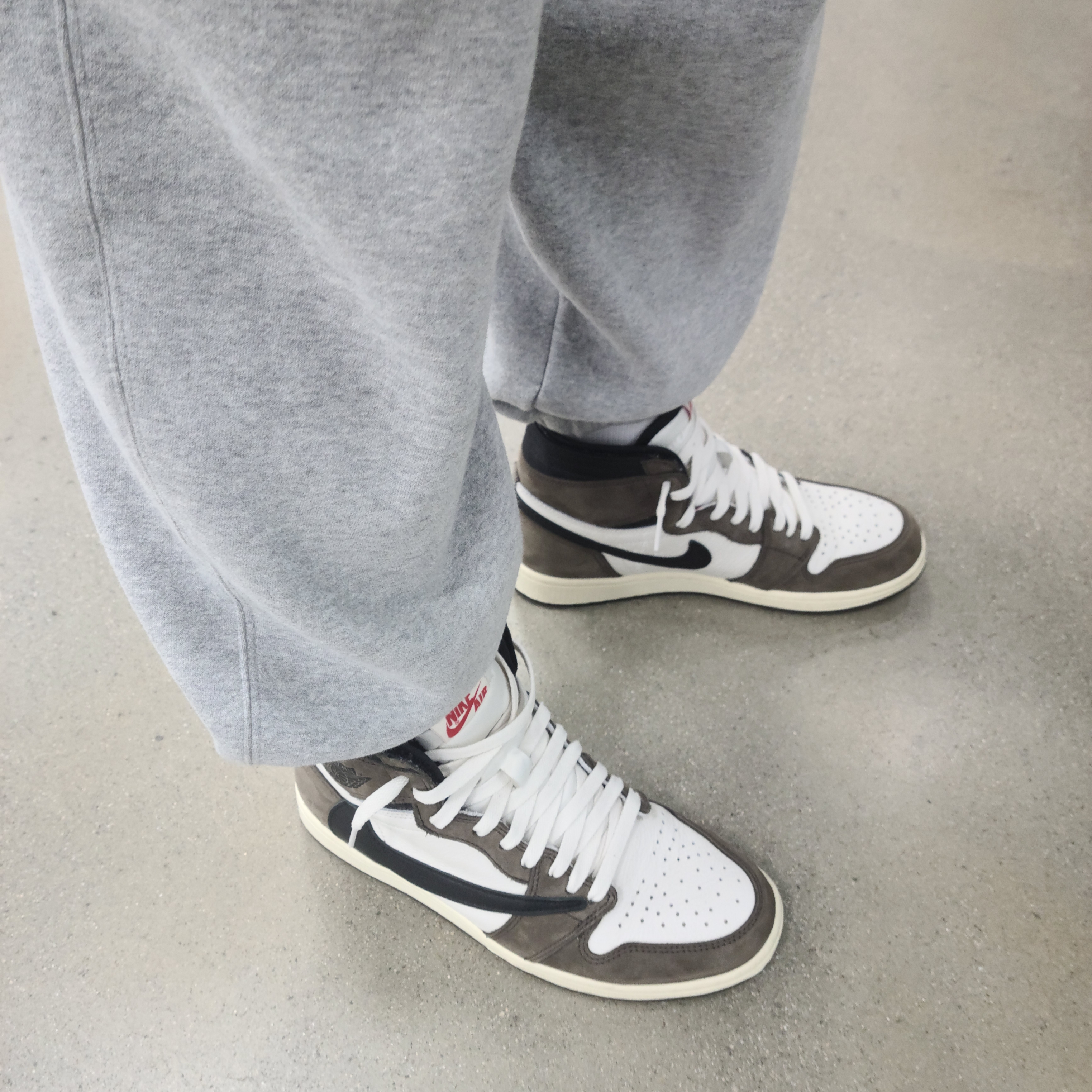 Jordan 1 x Travis Scott Retro High OG SP Mocha 착용 스타일 - 1