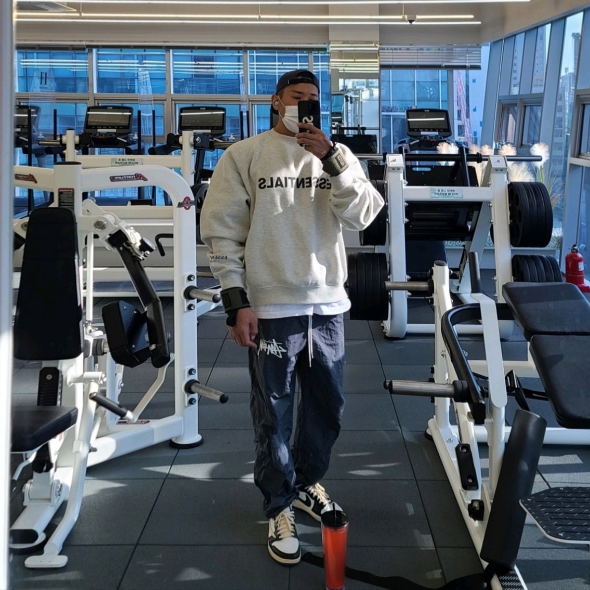 Essentials 3D Silicon Applique Crewneck Oatmeal/Oatmeal Heather/Light Heather Oatmeal 2020, Nike x Stussy Beach Pants Off Noir 착용 스타일