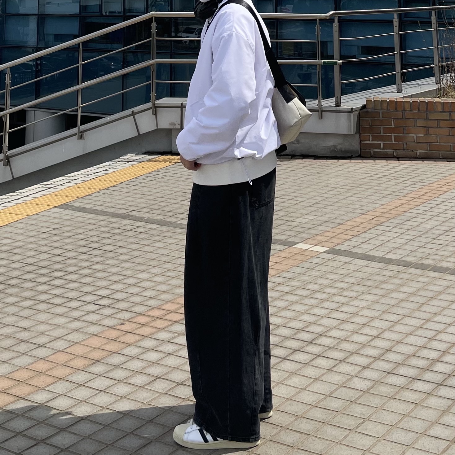 Adidas Superstar Premium White Black 착용 스타일