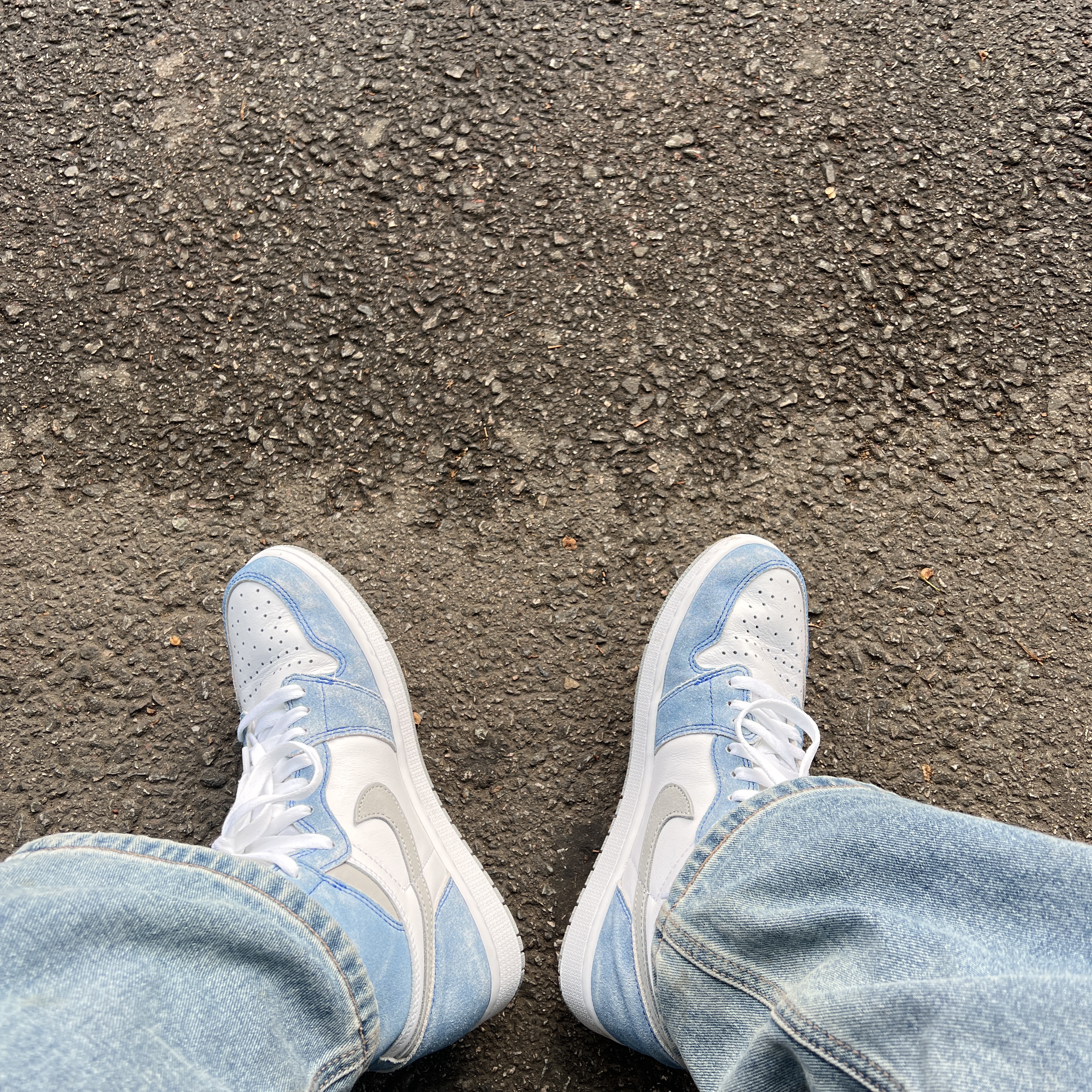 Jordan 1 Retro High OG Hyper Royal 착용 스타일