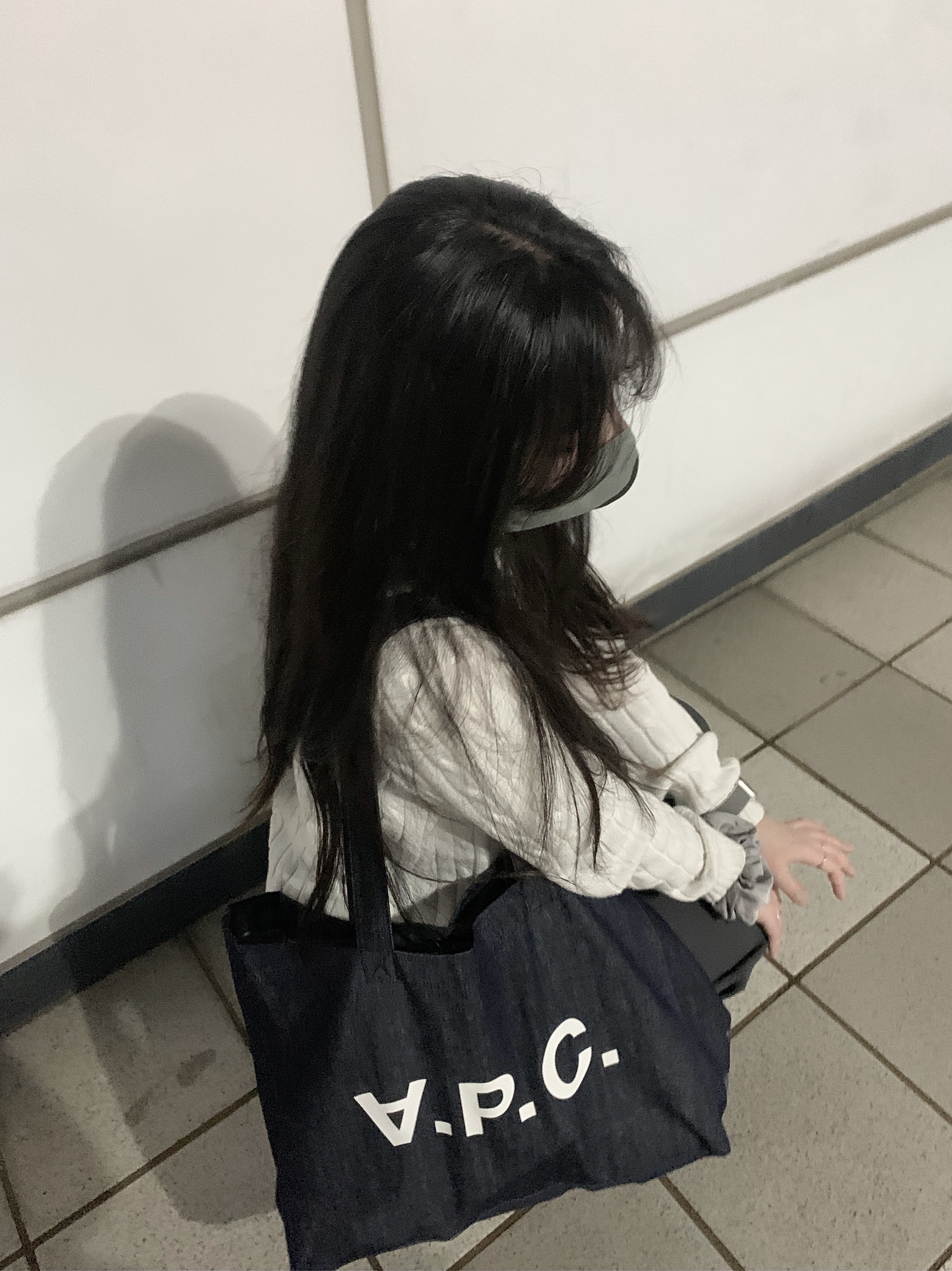 A.P.C. Daniela Shopping Bag Indigo 착용 스타일 - 2