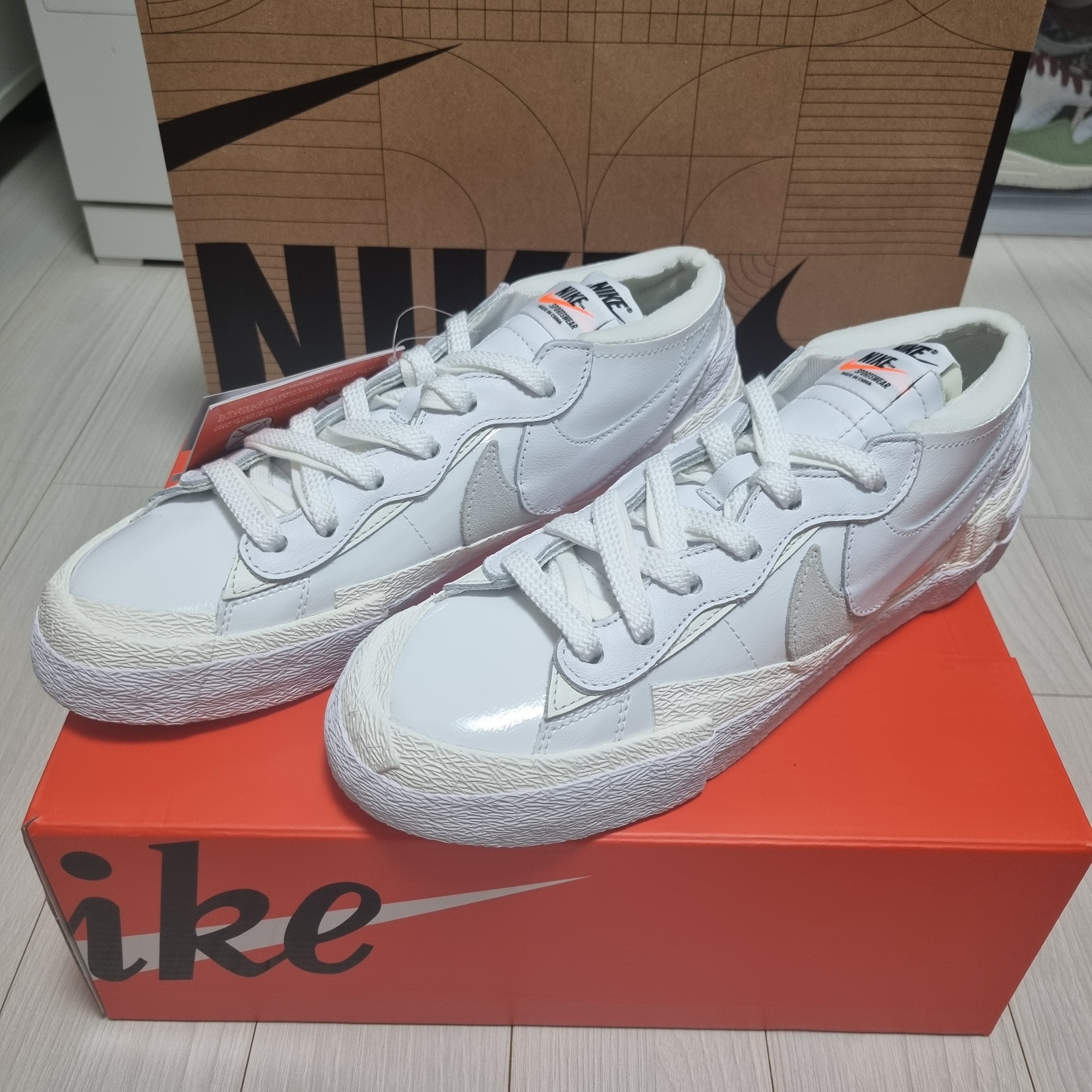 Nike x Sacai Blazer Low White Patent Leather 착용 스타일
