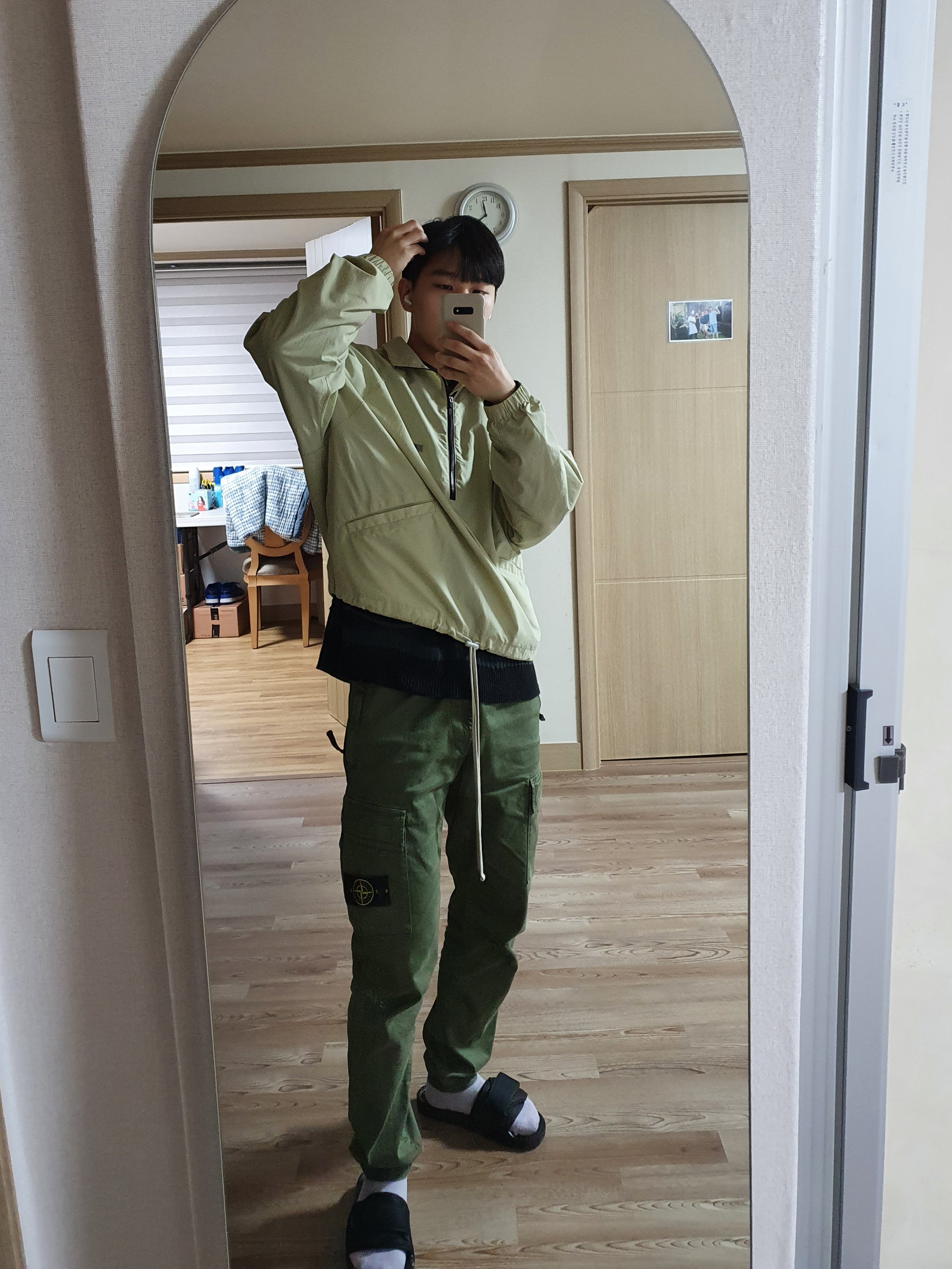 Essentials Track Jacket Alfafa Sage - 20FW, Stone Island 31303 Stretch Cotton Tela Paracadute Cargo Pants Olive Green - 22SS 착용 스타일 - 1