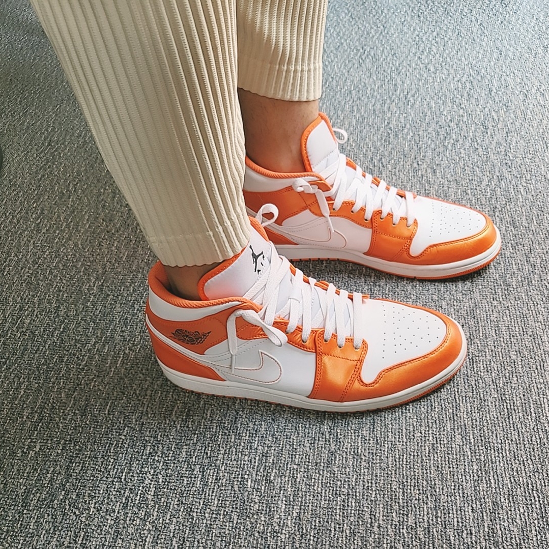 Jordan 1 Mid SE Electro Orange 착용 스타일 - 2
