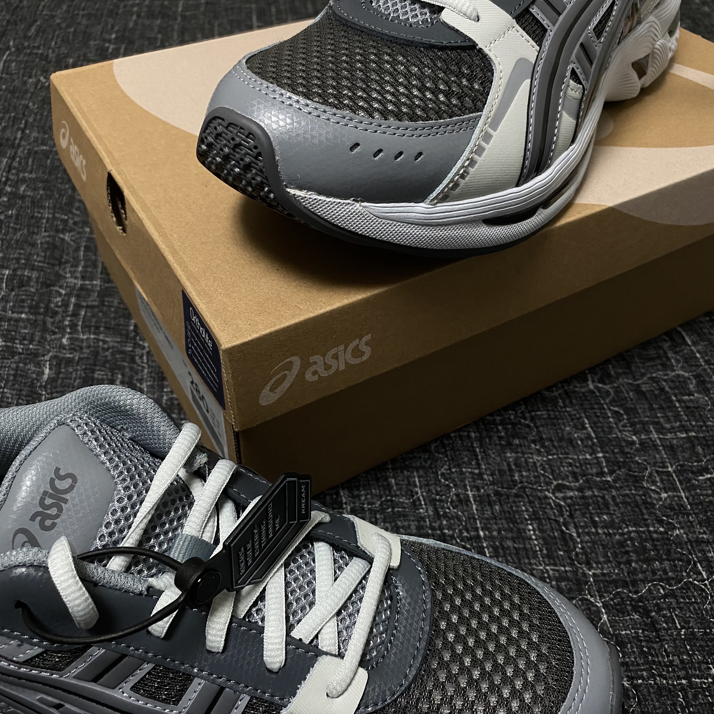 Asics Gel-Kyrios Carrier Grey 착용 스타일