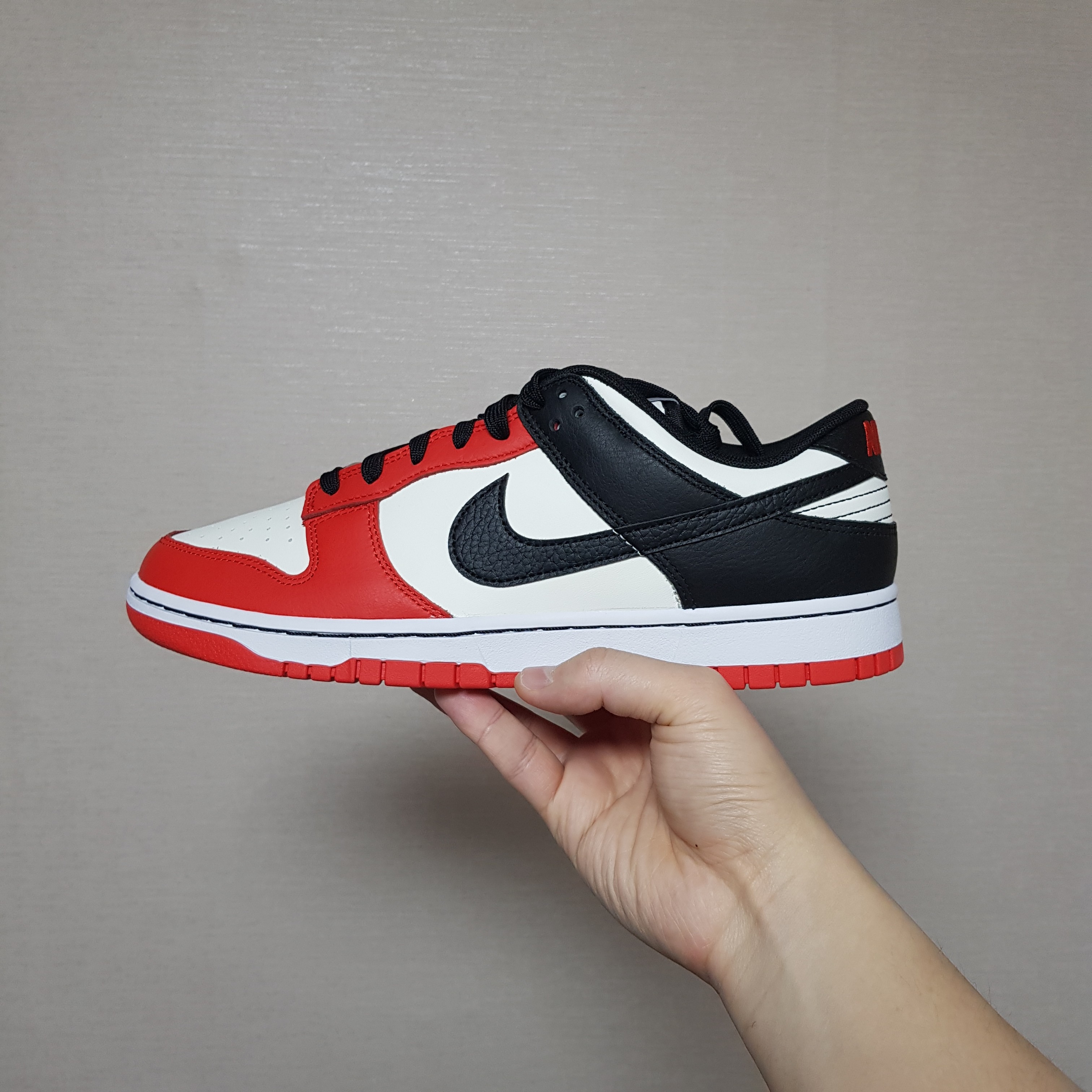 Nike x NBA Dunk Low Retro EMB Black and Chile Red 착용 스타일 - 2
