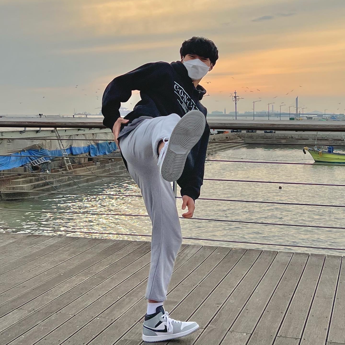 Jordan 1 Mid Light Smoke Grey Anthracite 착용 스타일 - 1