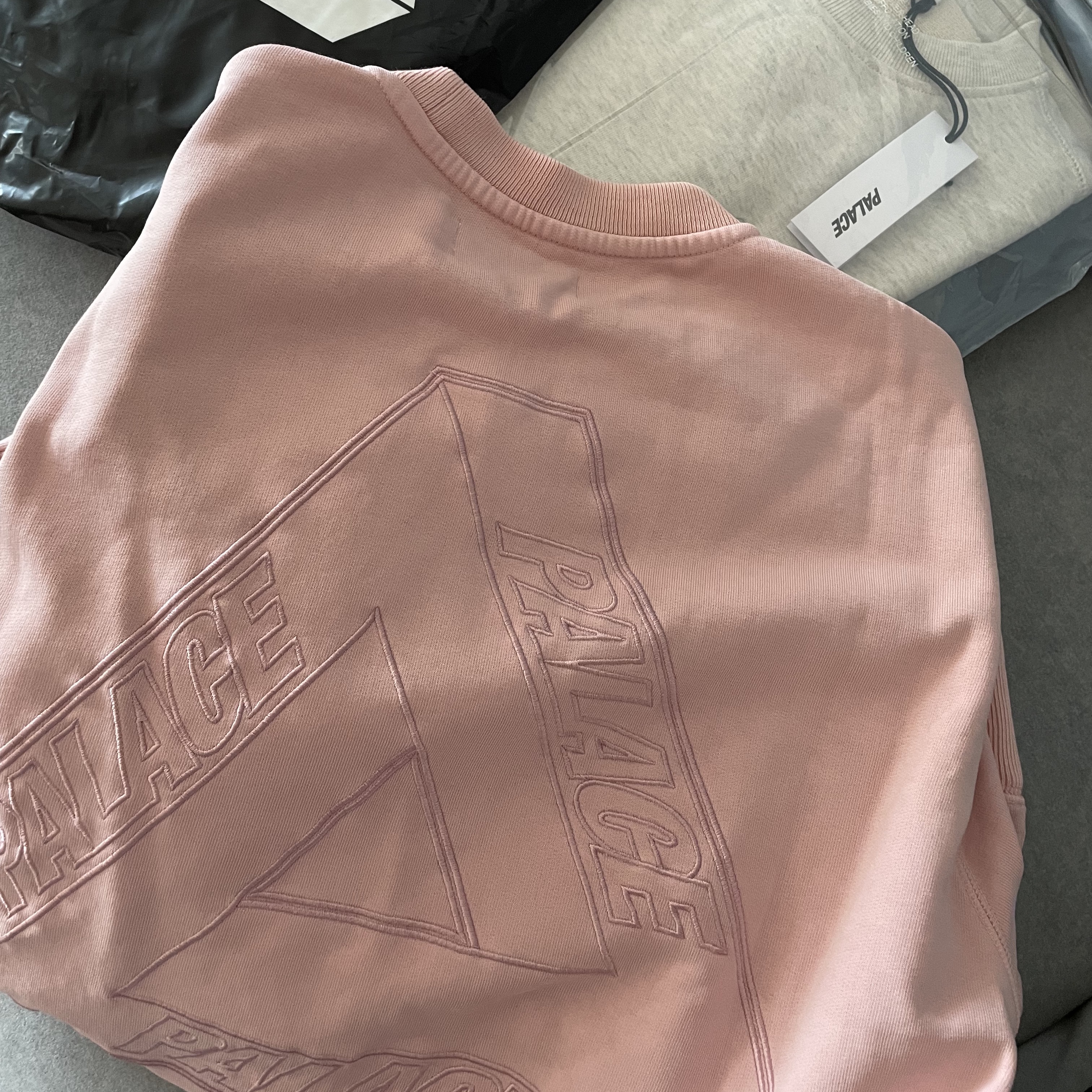 Palace Tri-Stitch Crew Pink - 22SS 착용 스타일