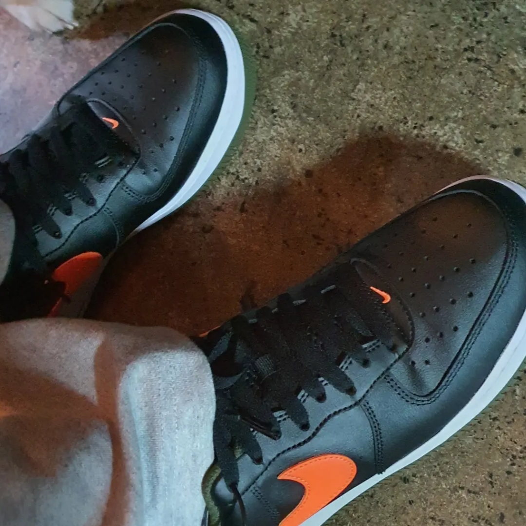Nike Air Force 1 '07 LV8 Black Total Orange 착용 스타일 - 3