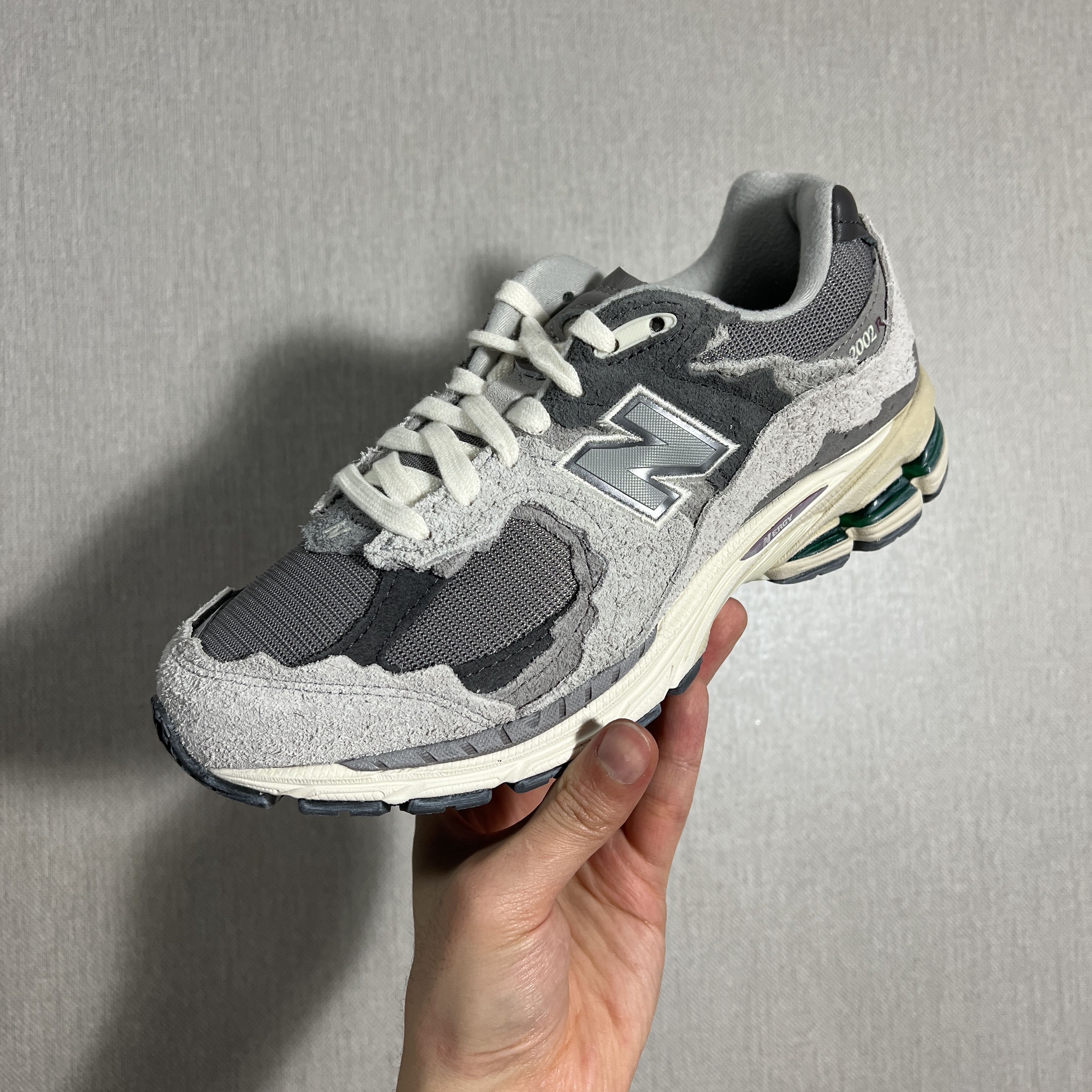 New Balance 2002R Protection Pack Rain Cloud 착용 스타일 - 1