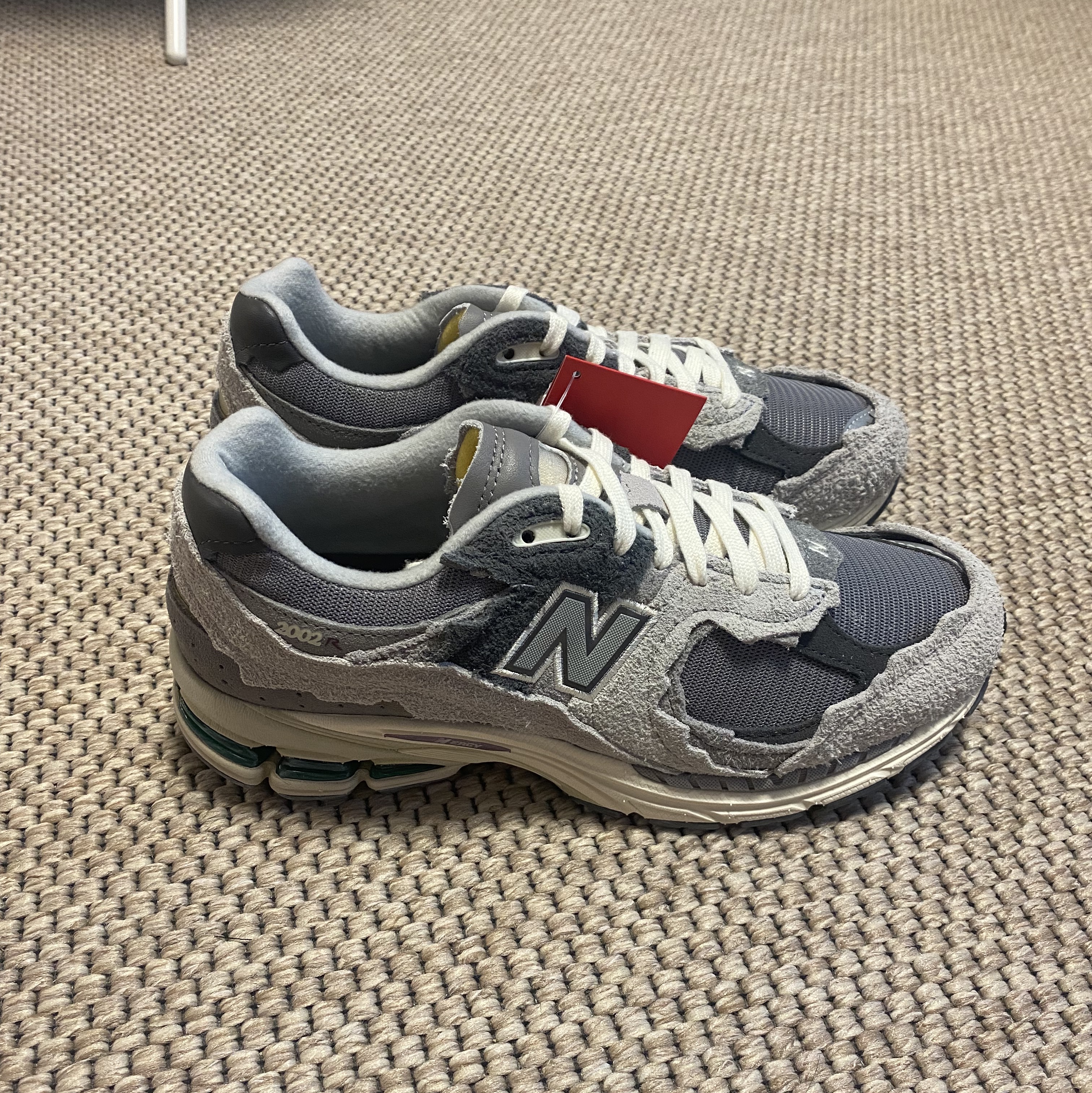 New Balance 2002R Protection Pack Rain Cloud 착용 스타일 - 1