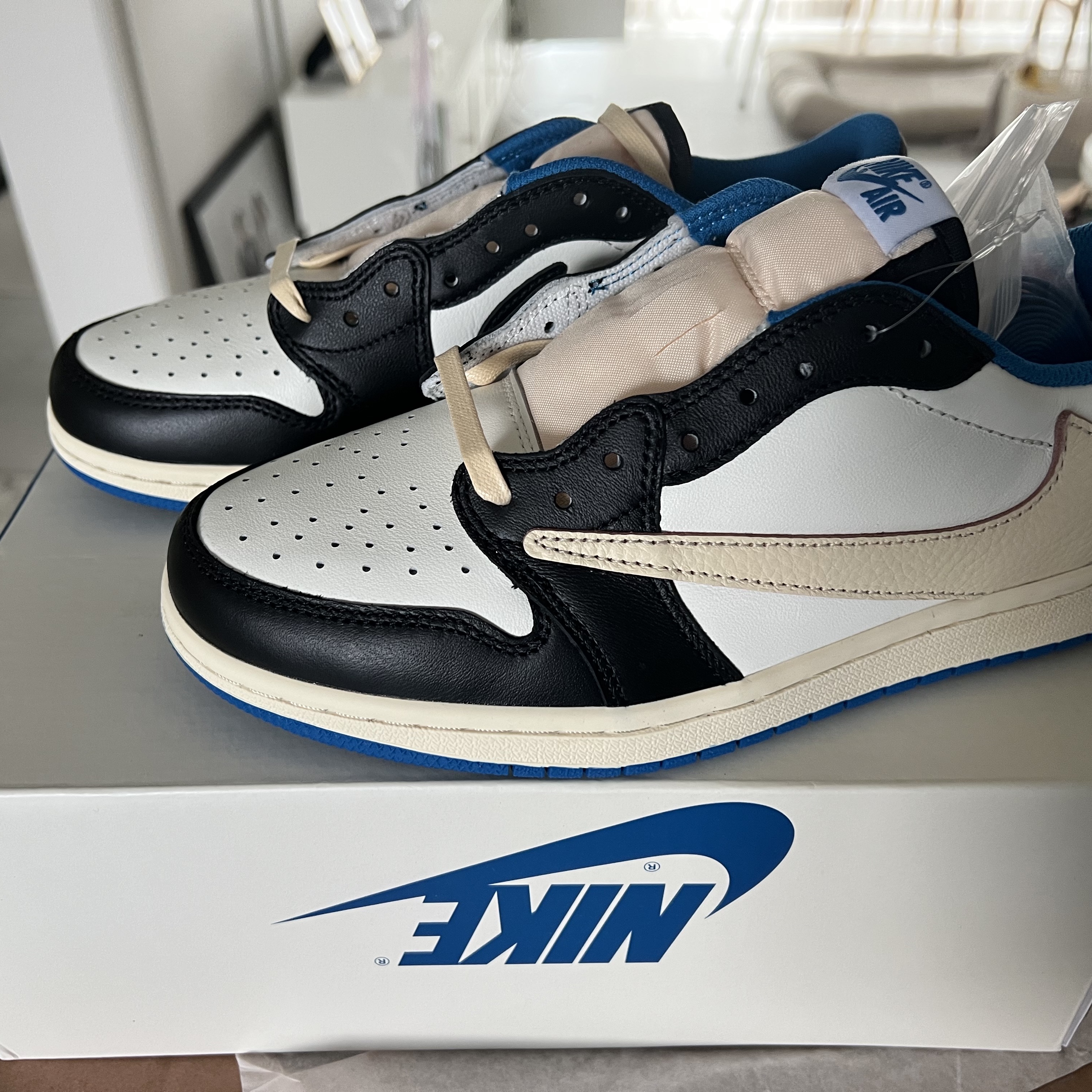 Jordan 1 x Travis Scott x Fragment Retro Low OG SP Military Blue 착용 스타일 - 4