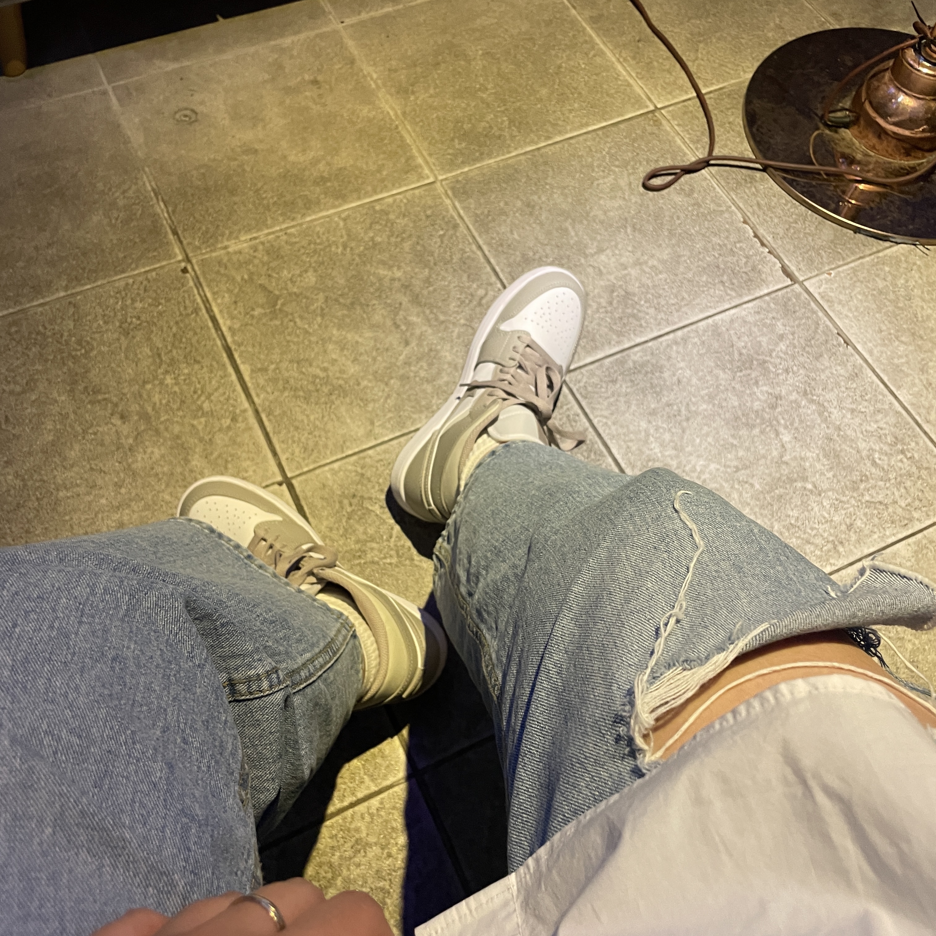 Jordan 1 Mid College Grey 착용 스타일 - 3