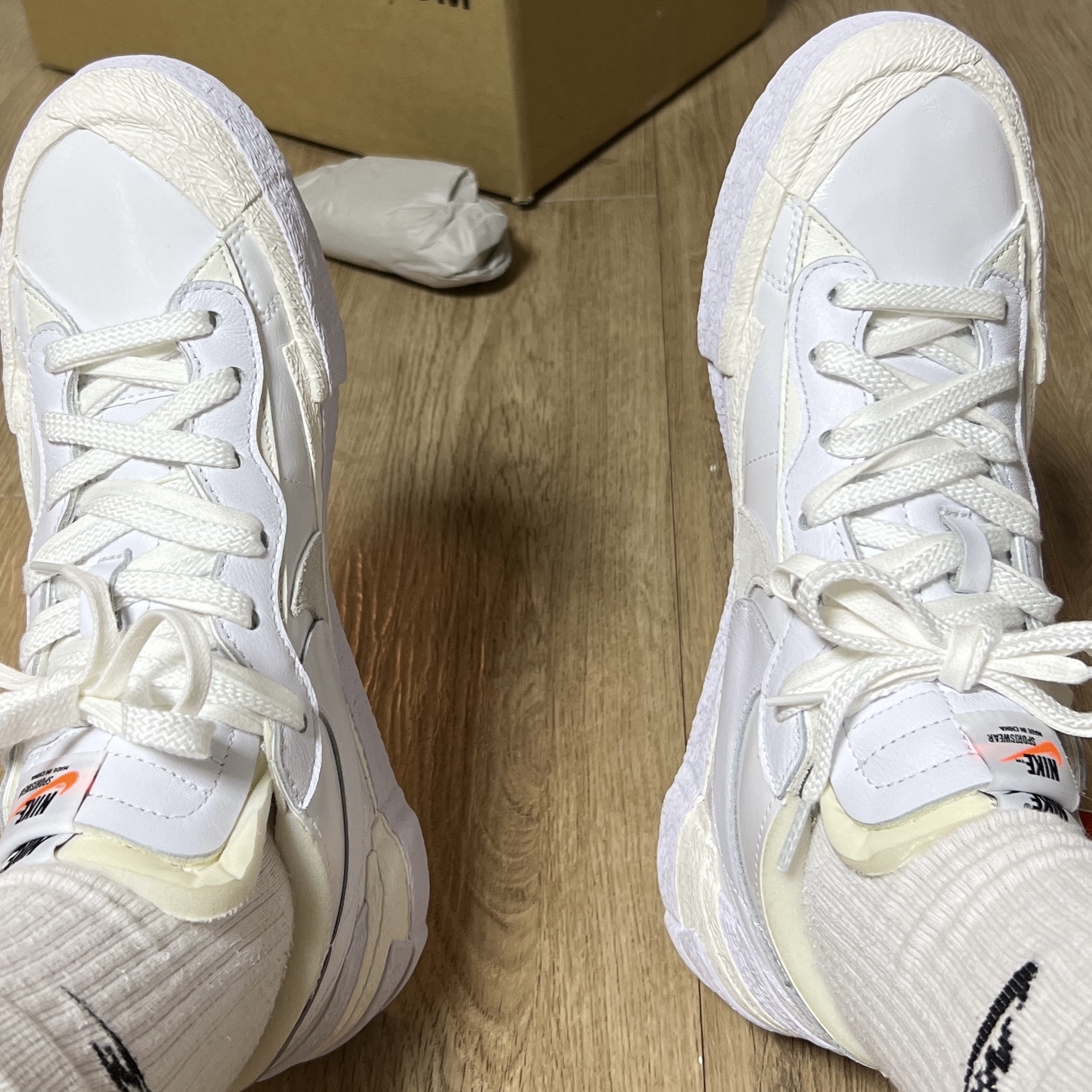 Nike x Sacai Blazer Low White Patent Leather 착용 스타일 - 2
