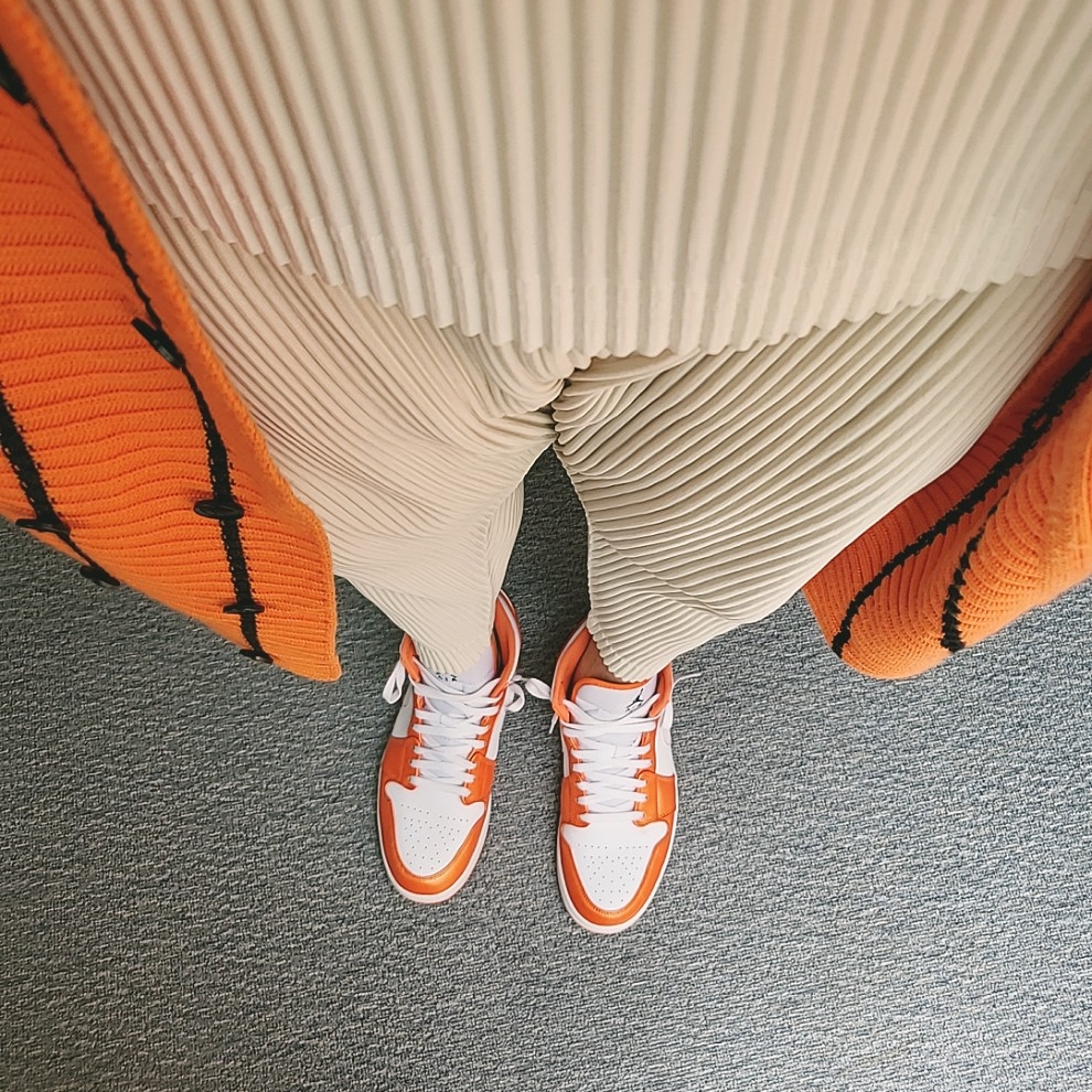 Jordan 1 Mid SE Electro Orange 착용 스타일 - 1