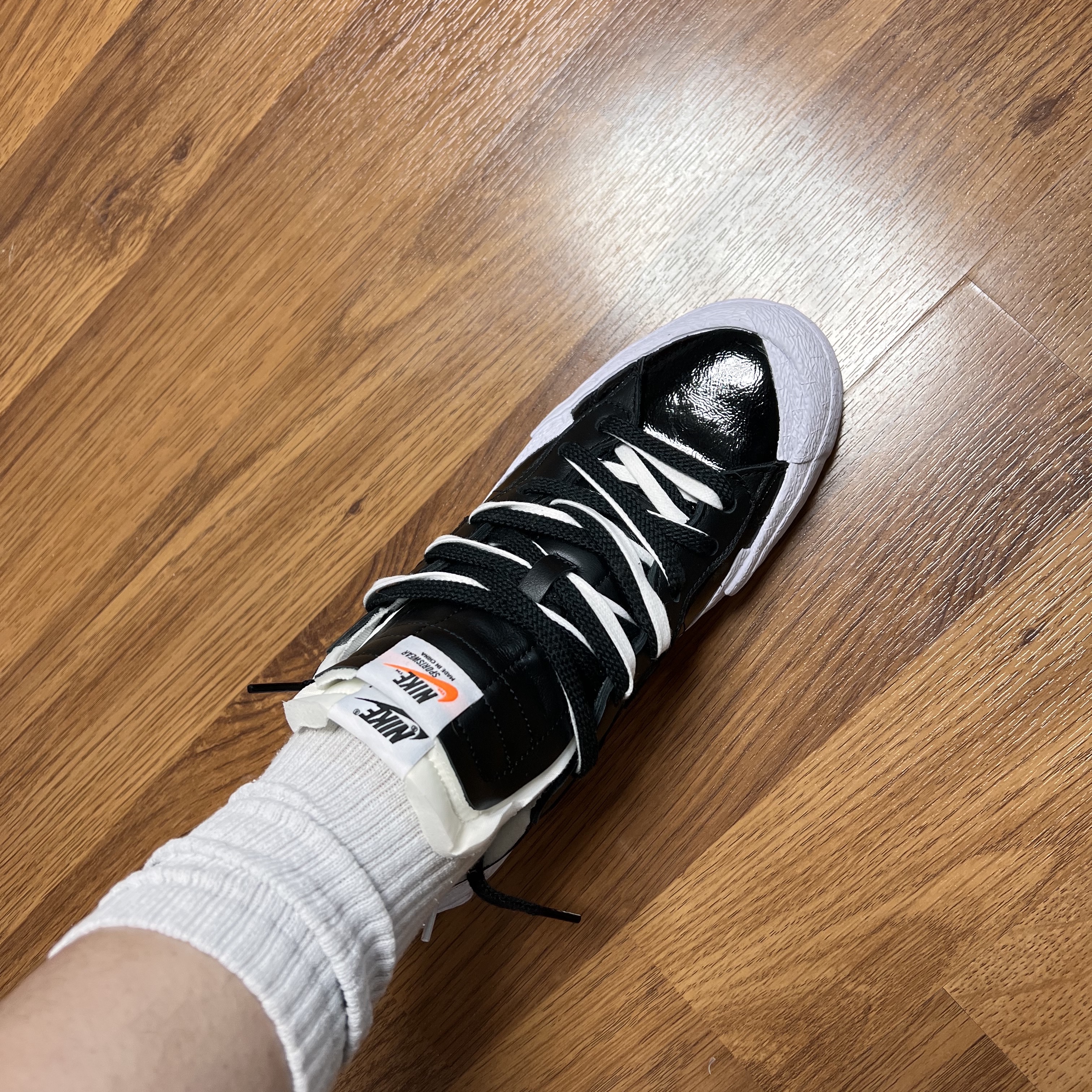 Nike x Sacai Blazer Low Black Patent Leather 착용 스타일 - 2