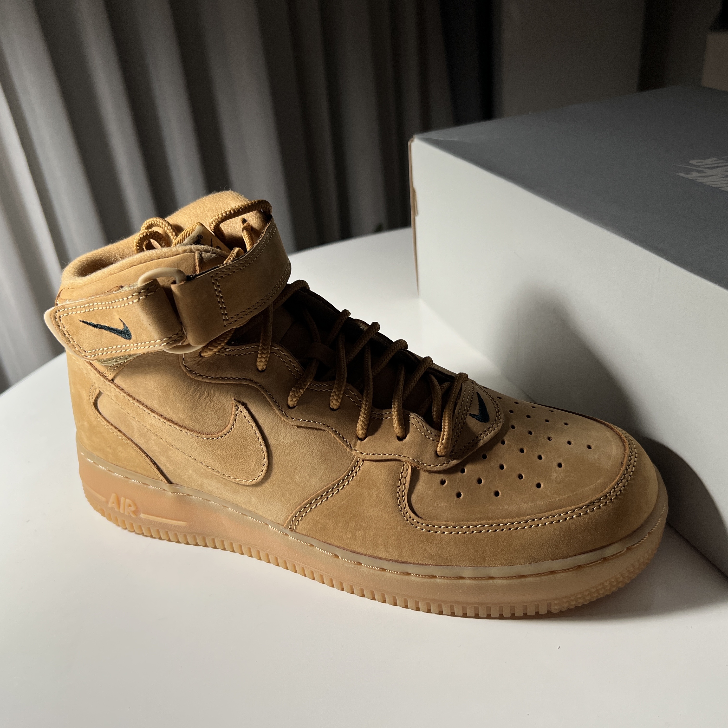 Nike Air Force 1 Mid Flax and Outdoor Green 착용 스타일